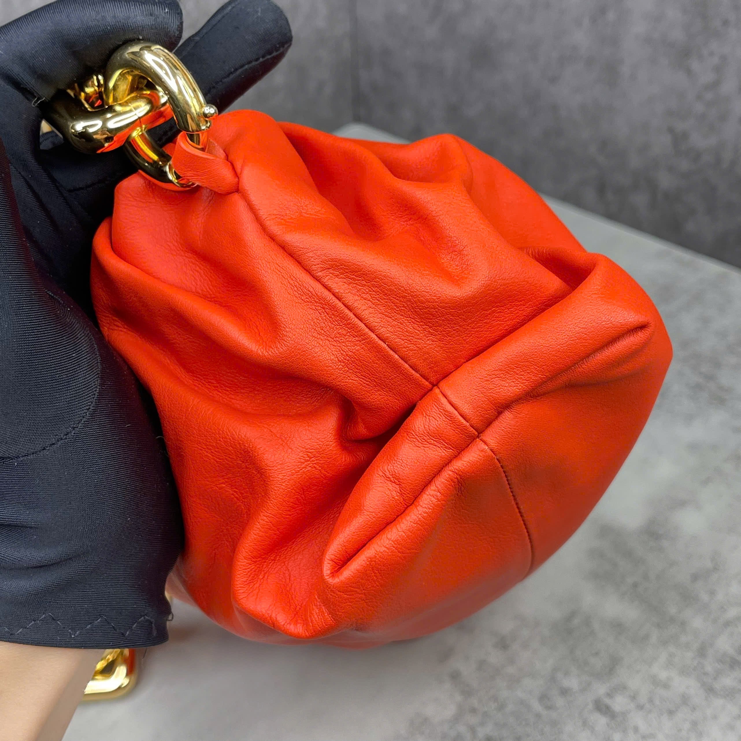 Bottega Chain Pouch da mềm dây xích vàng ánh kim