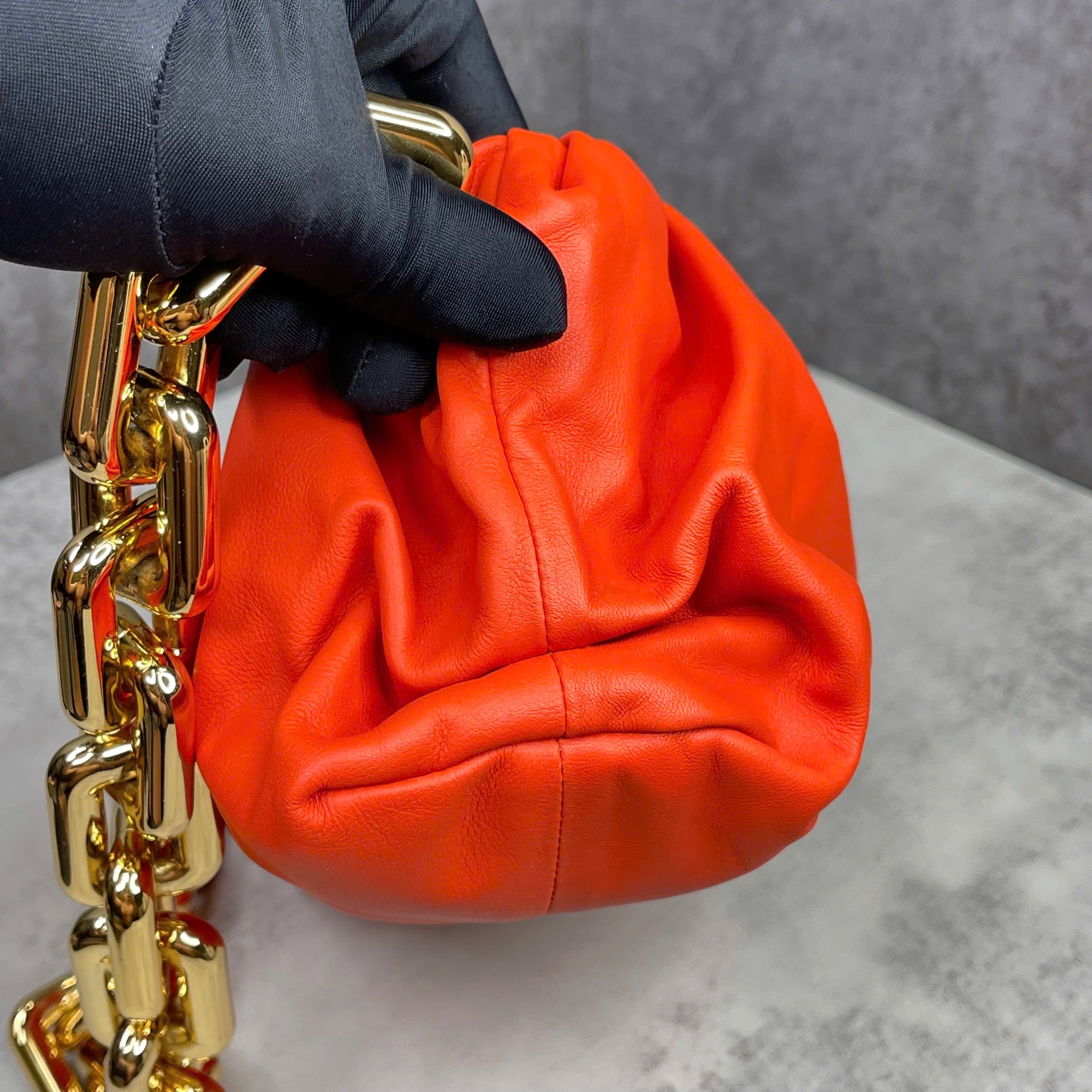 Bottega Chain Pouch da mềm dây xích vàng ánh kim