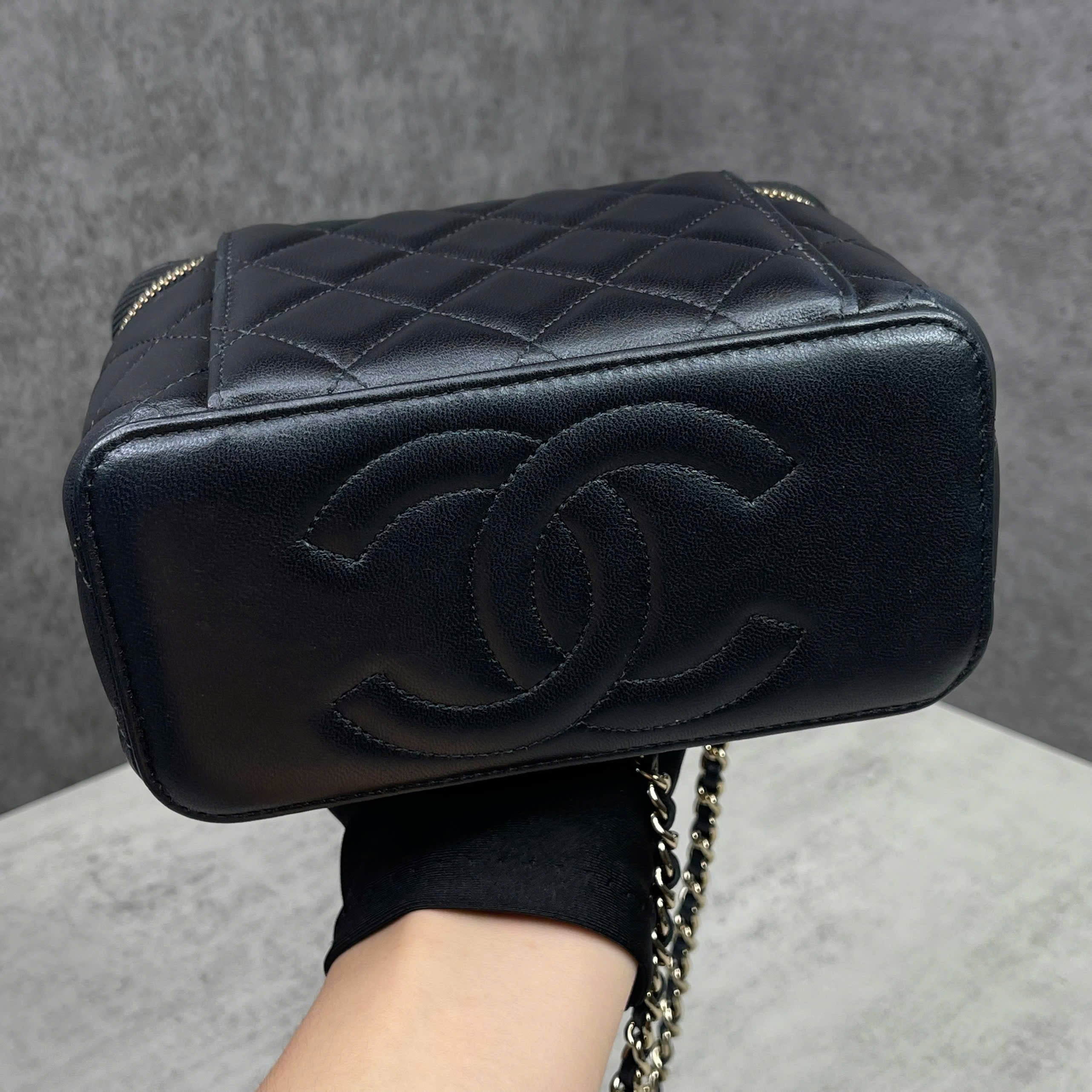 Chanel Vanity Case đen