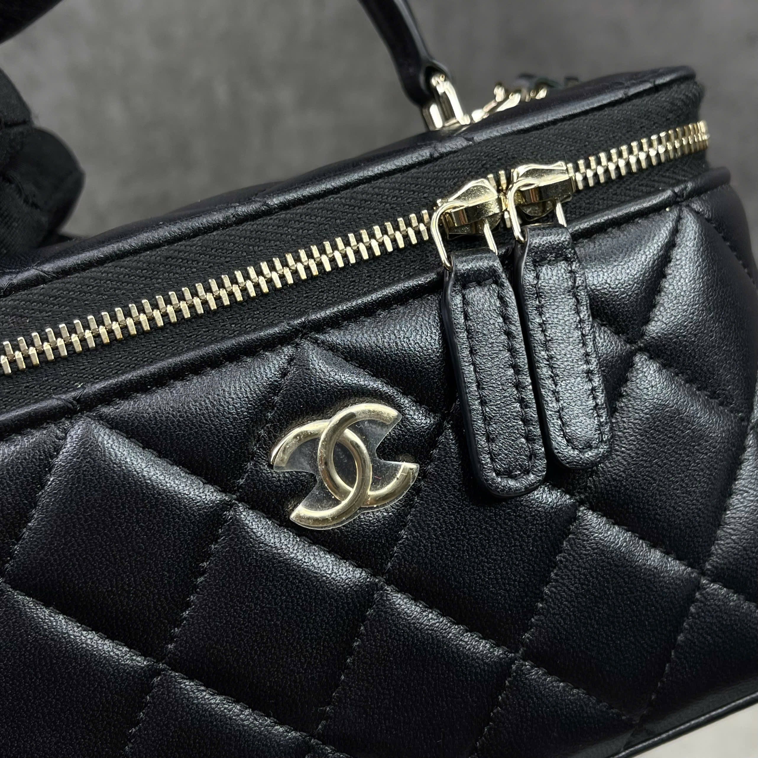 Chanel Vanity Case đen