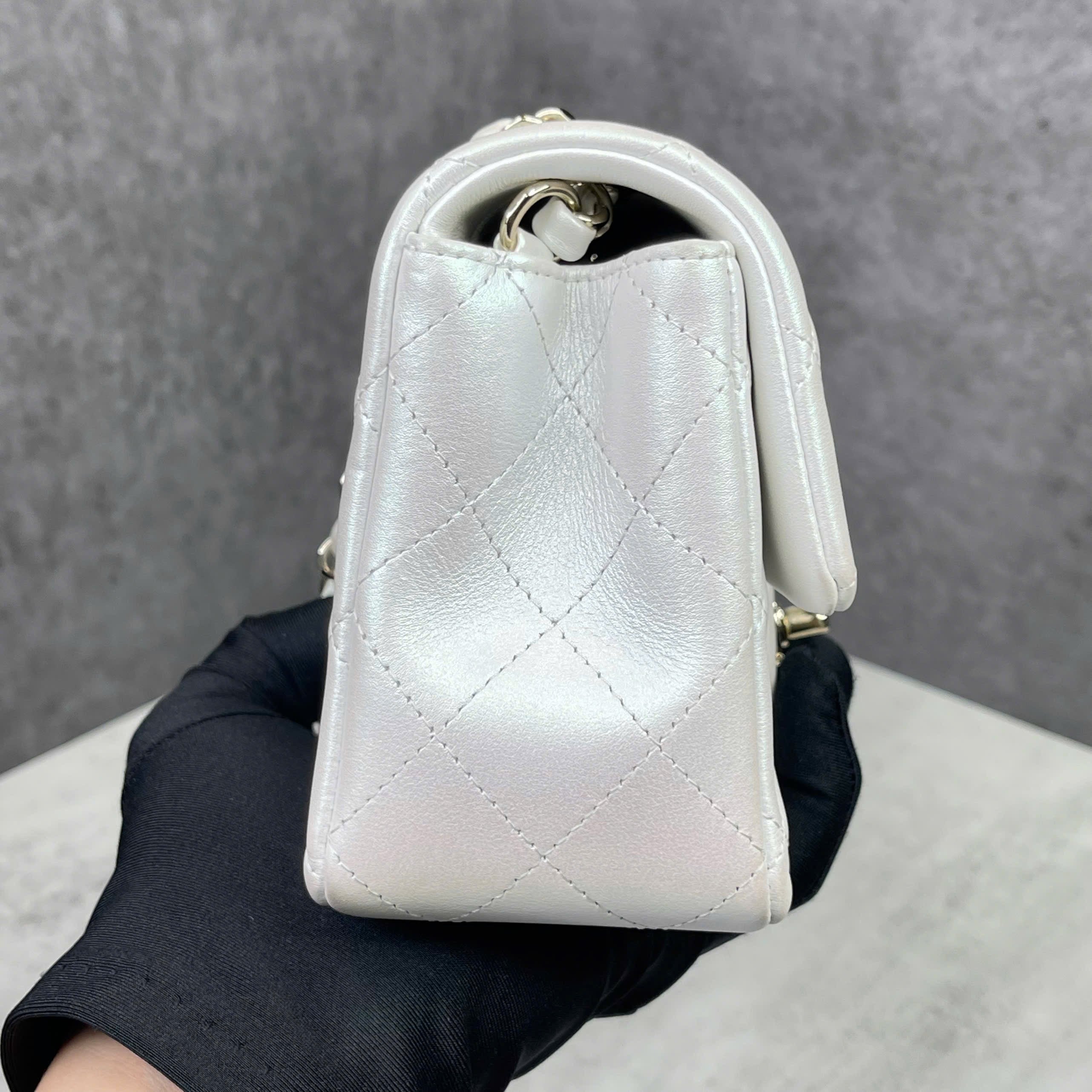 Chanel Classic Mini 8 trắng
