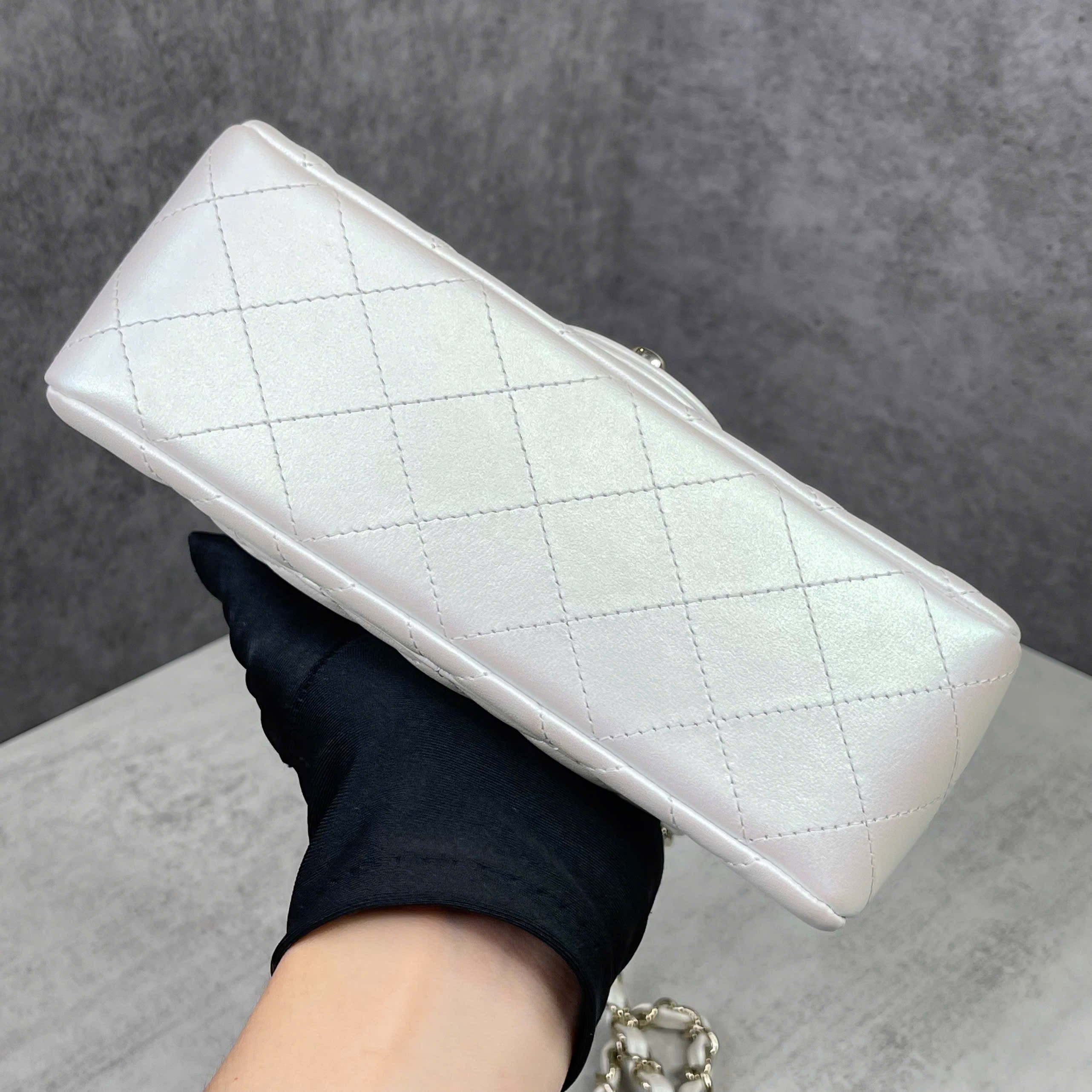 Chanel Classic Mini 8 trắng