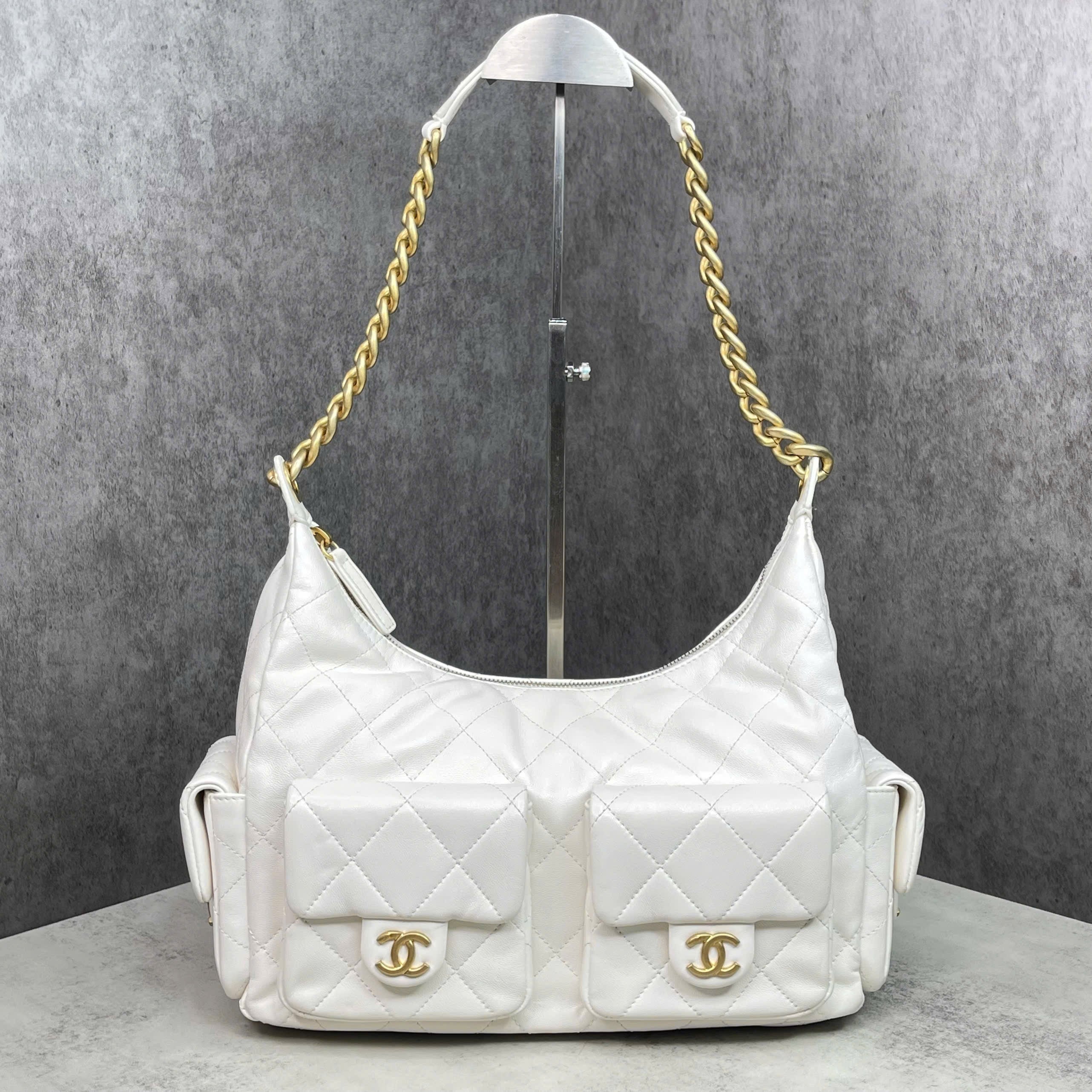 Chanel 22 Bag Cargo Pocket màu trắng