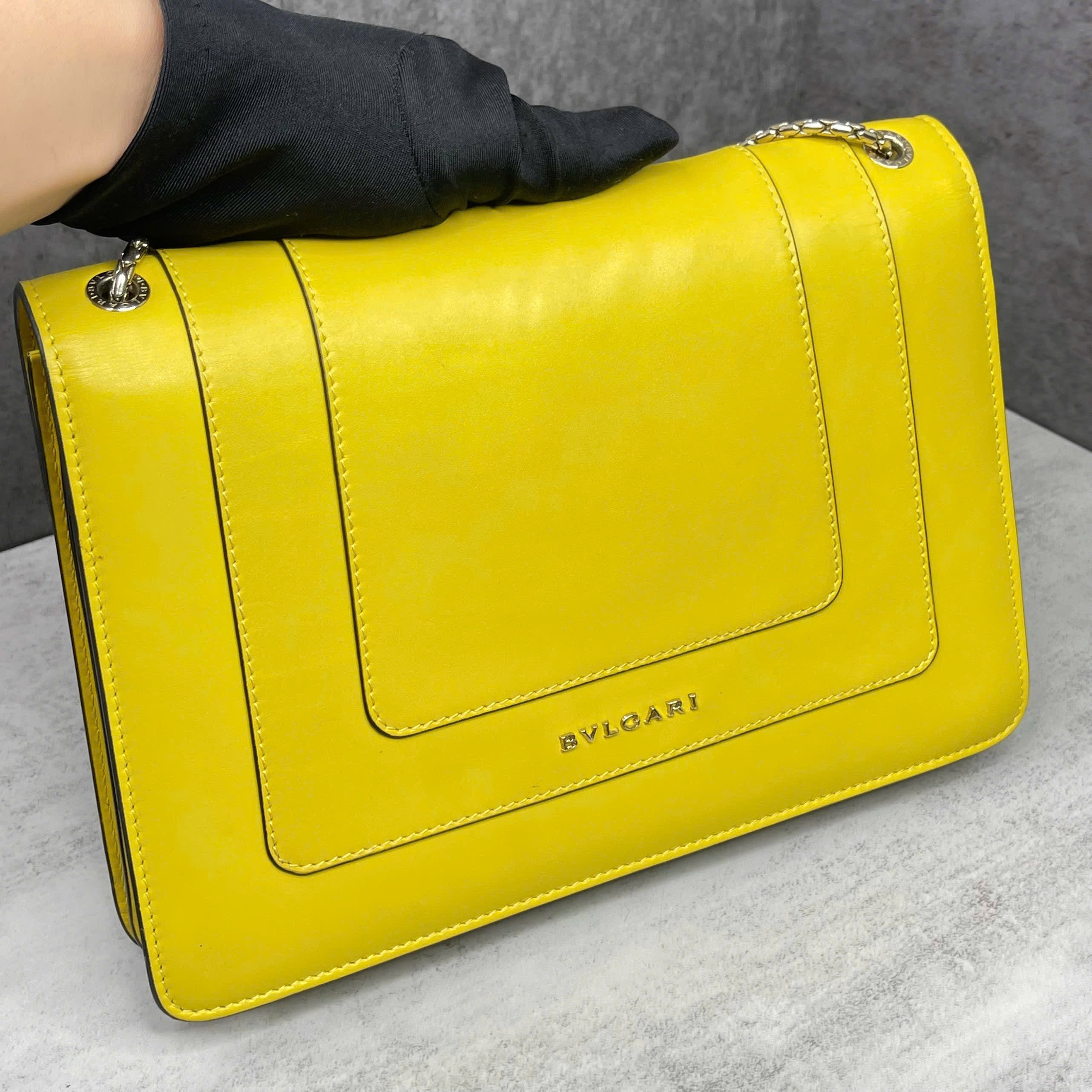 Bvlgari Serpenti Forever da trơn màu vàng – Khoá đầu rắn enamel