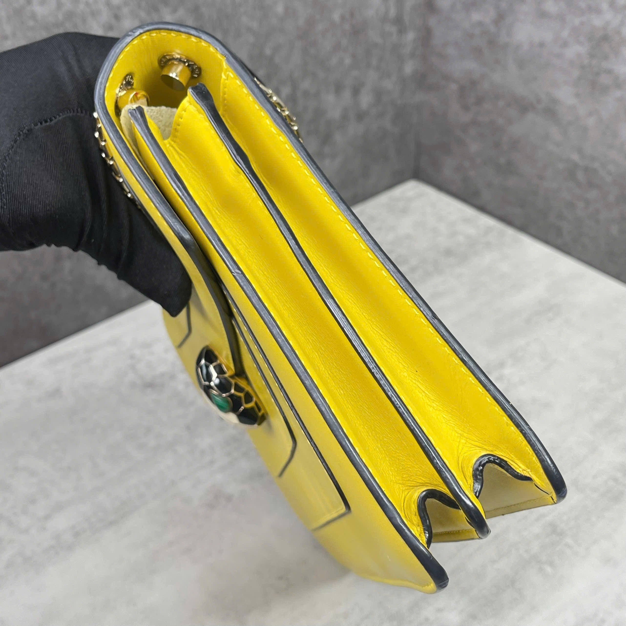 Bvlgari Serpenti Forever da trơn màu vàng – Khoá đầu rắn enamel