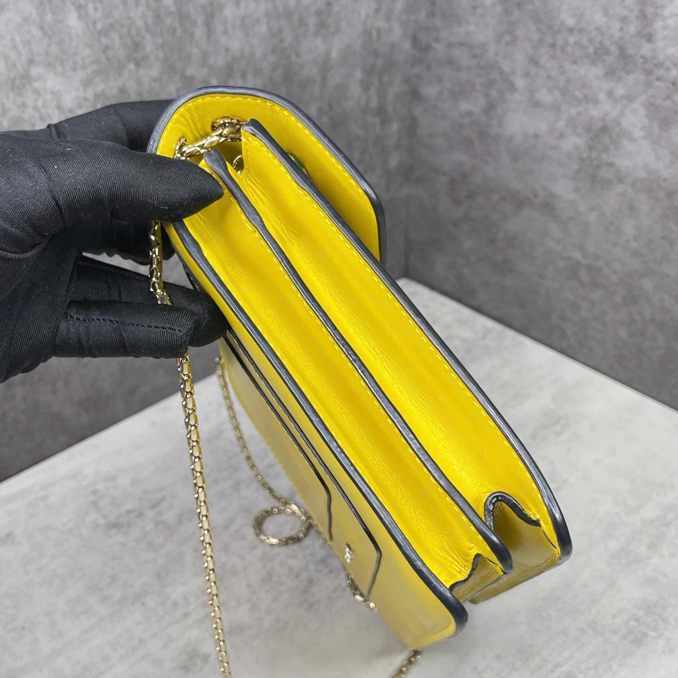 Bvlgari Serpenti Forever da trơn màu vàng – Khoá đầu rắn enamel