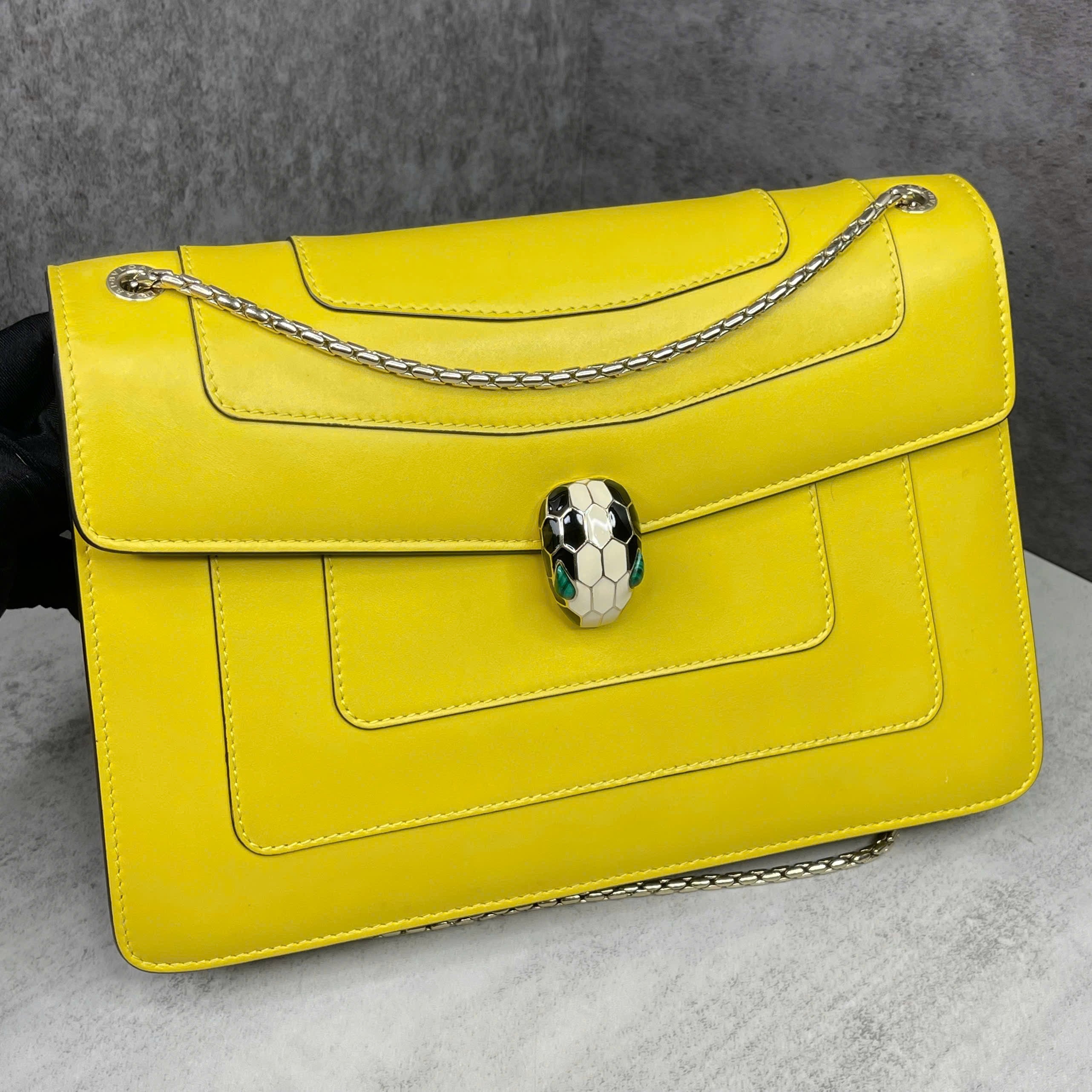 Bvlgari Serpenti Forever da trơn màu vàng – Khoá đầu rắn enamel