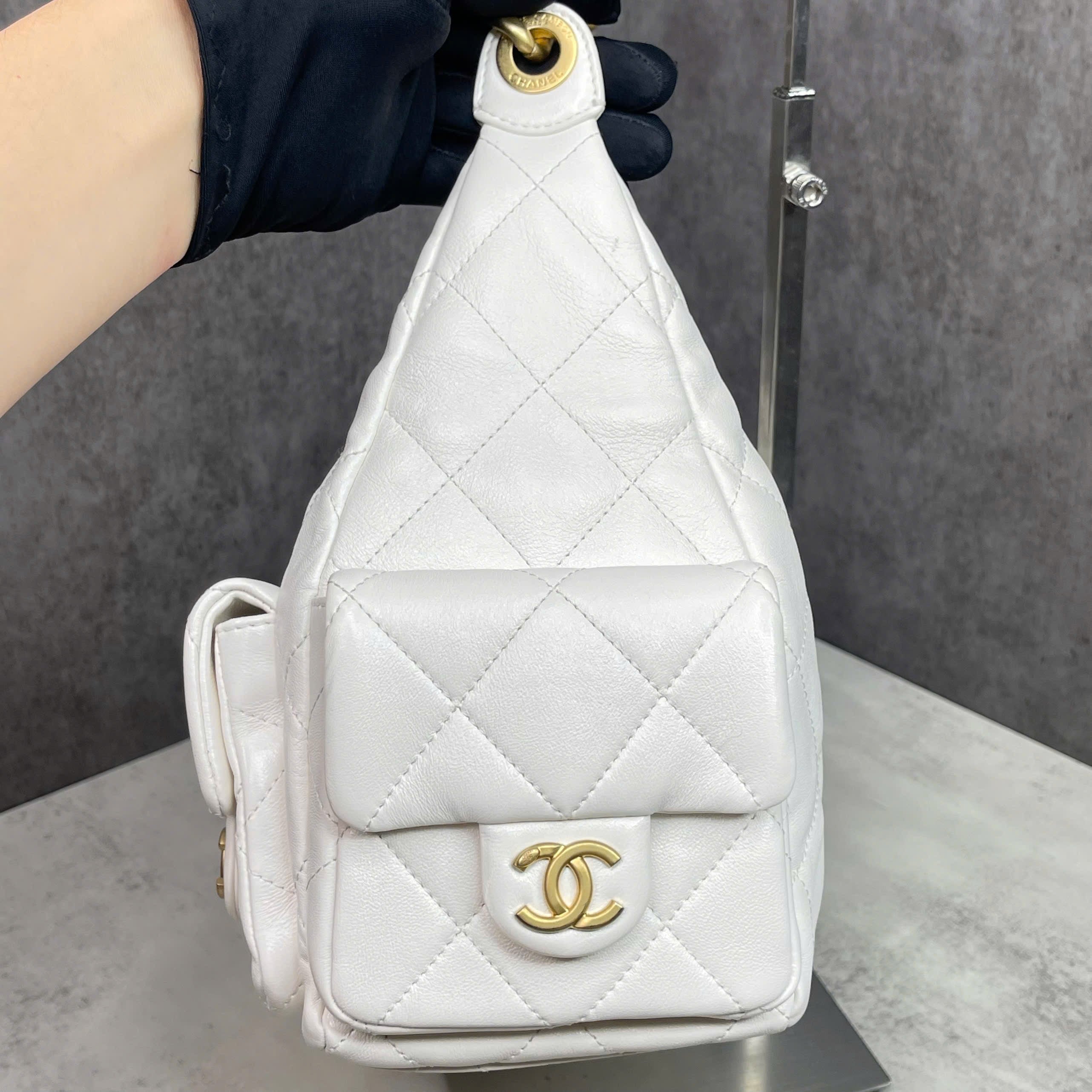 Chanel 22 Bag Cargo Pocket màu trắng