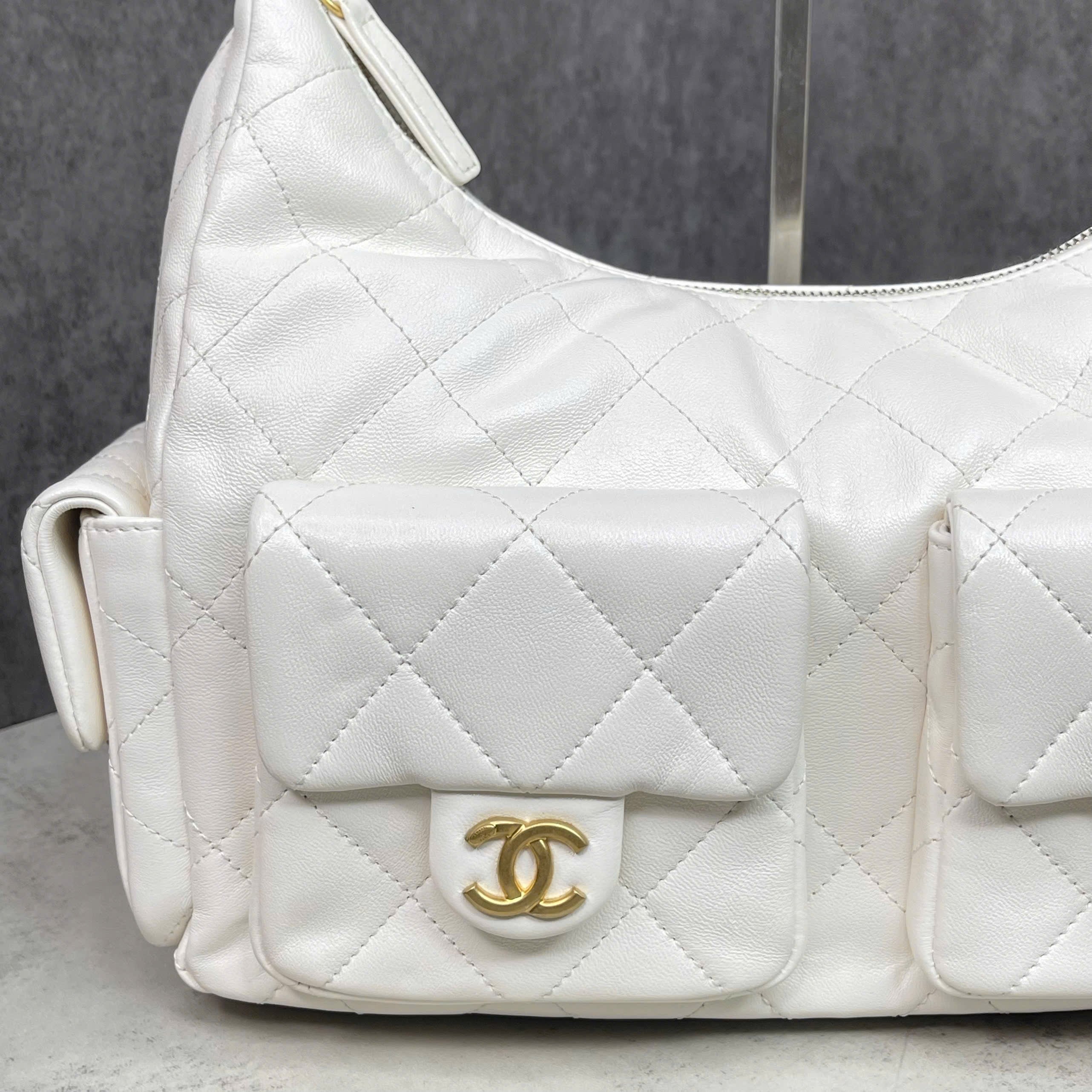 Chanel 22 Bag Cargo Pocket màu trắng