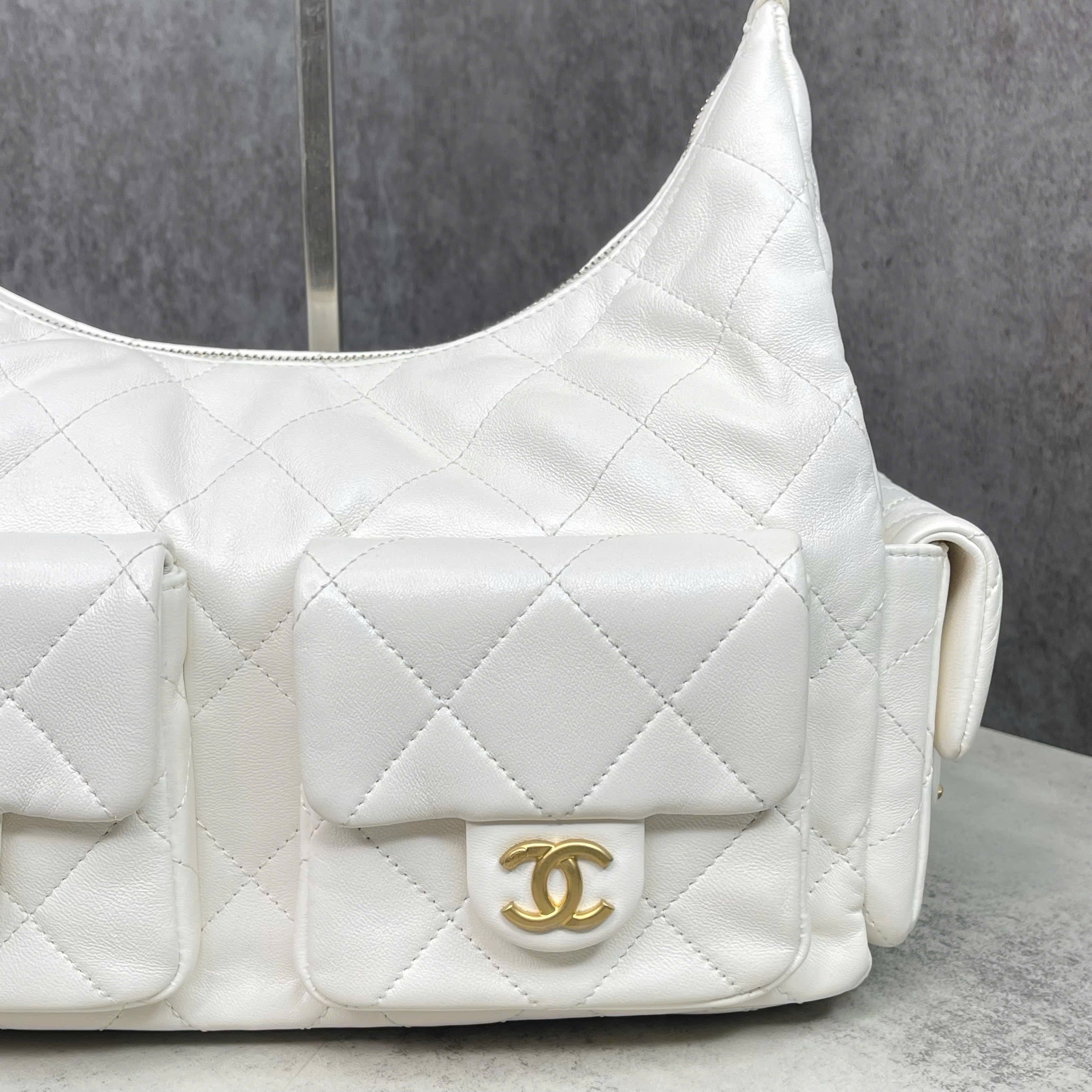 Chanel 22 Bag Cargo Pocket màu trắng