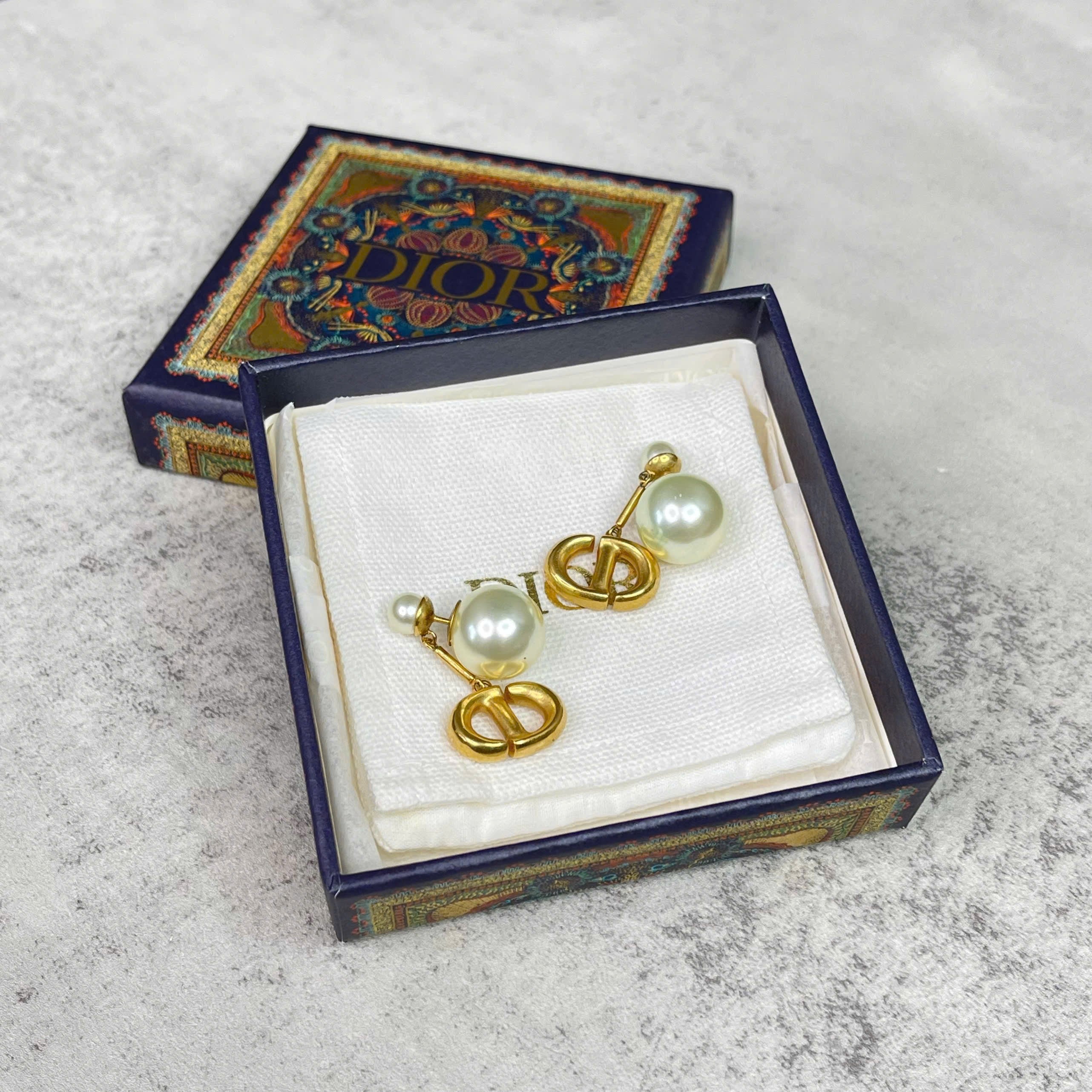 Bông tai Dior CD Pearl Earrings mạ vàng