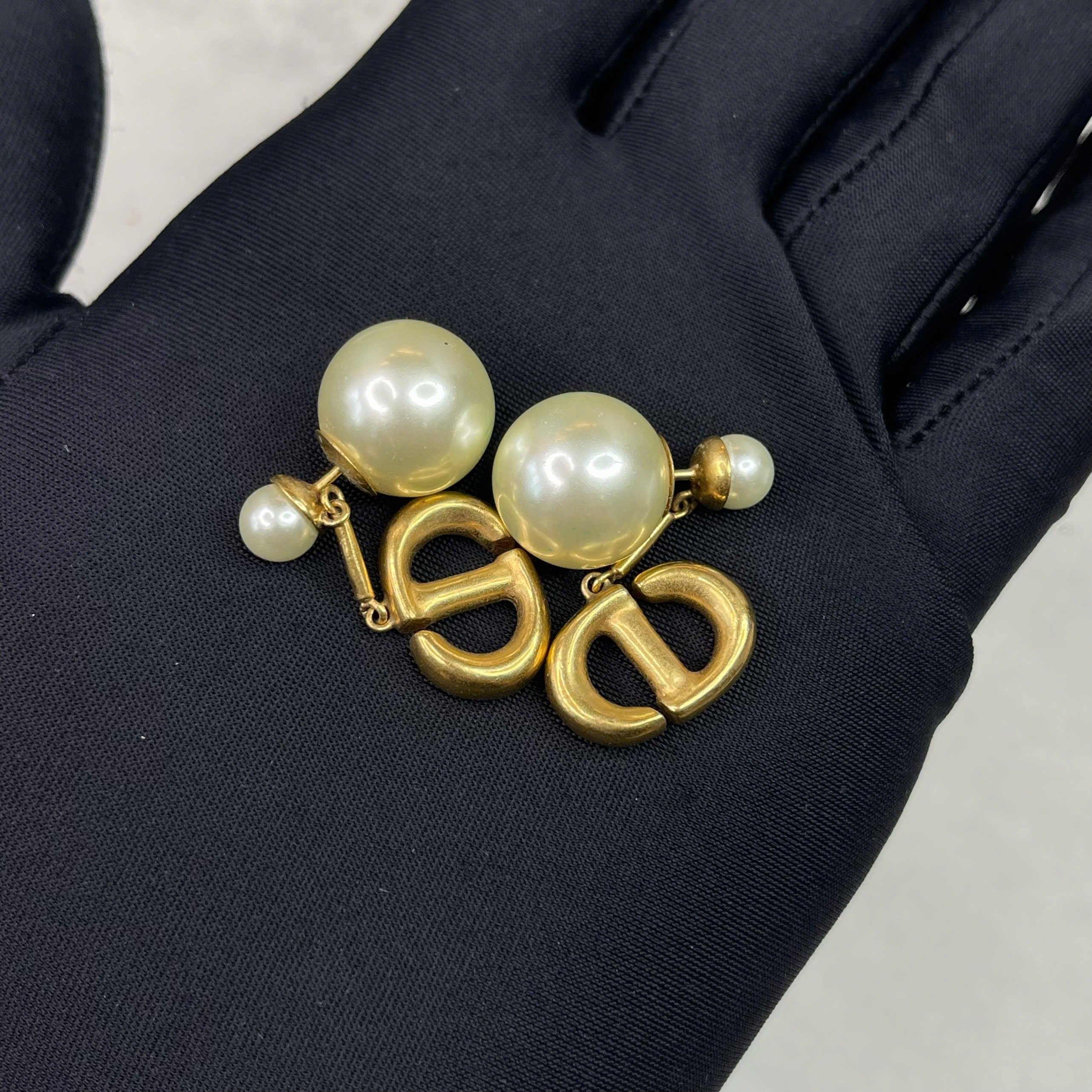 Bông tai Dior CD Pearl Earrings mạ vàng