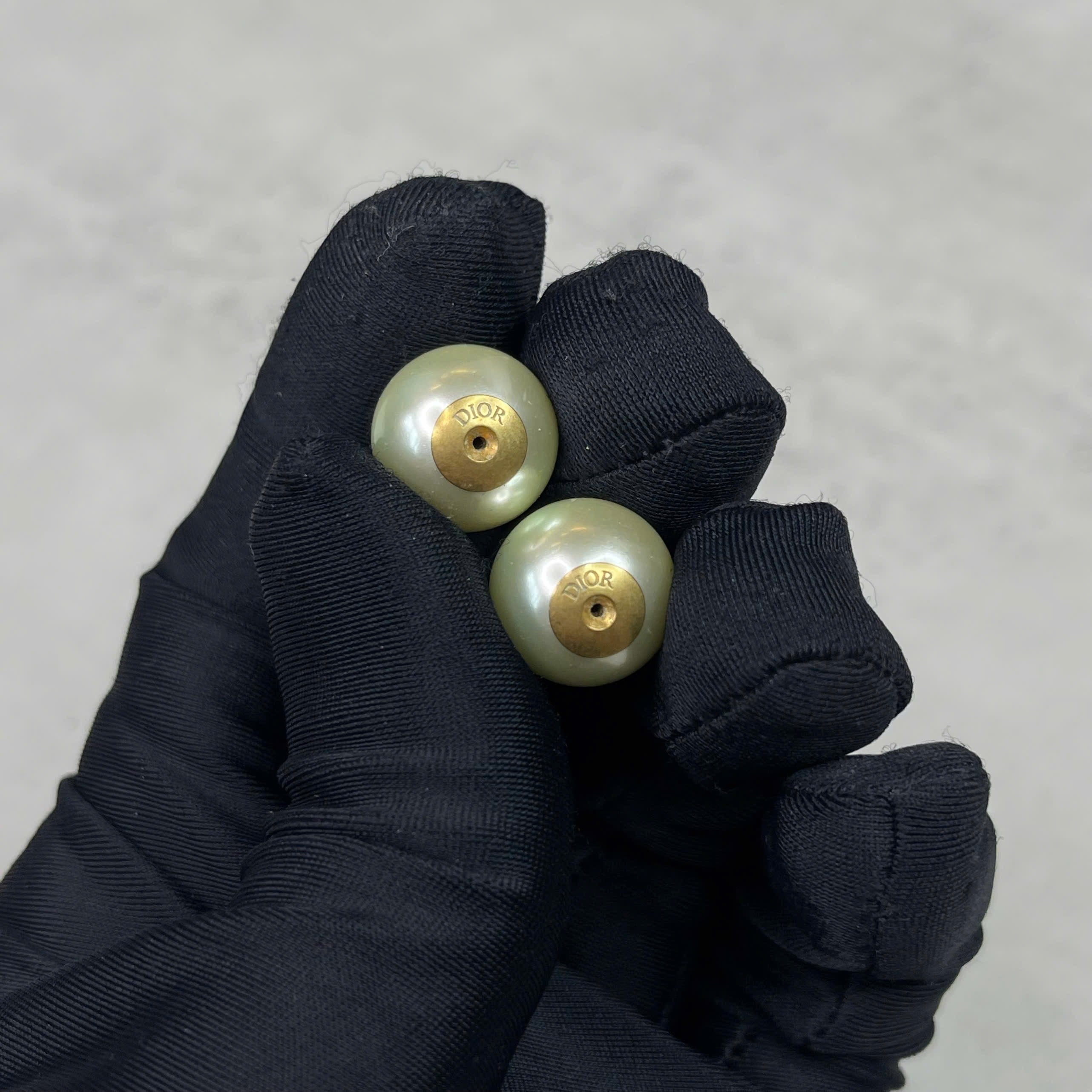 Bông tai Dior CD Pearl Earrings mạ vàng