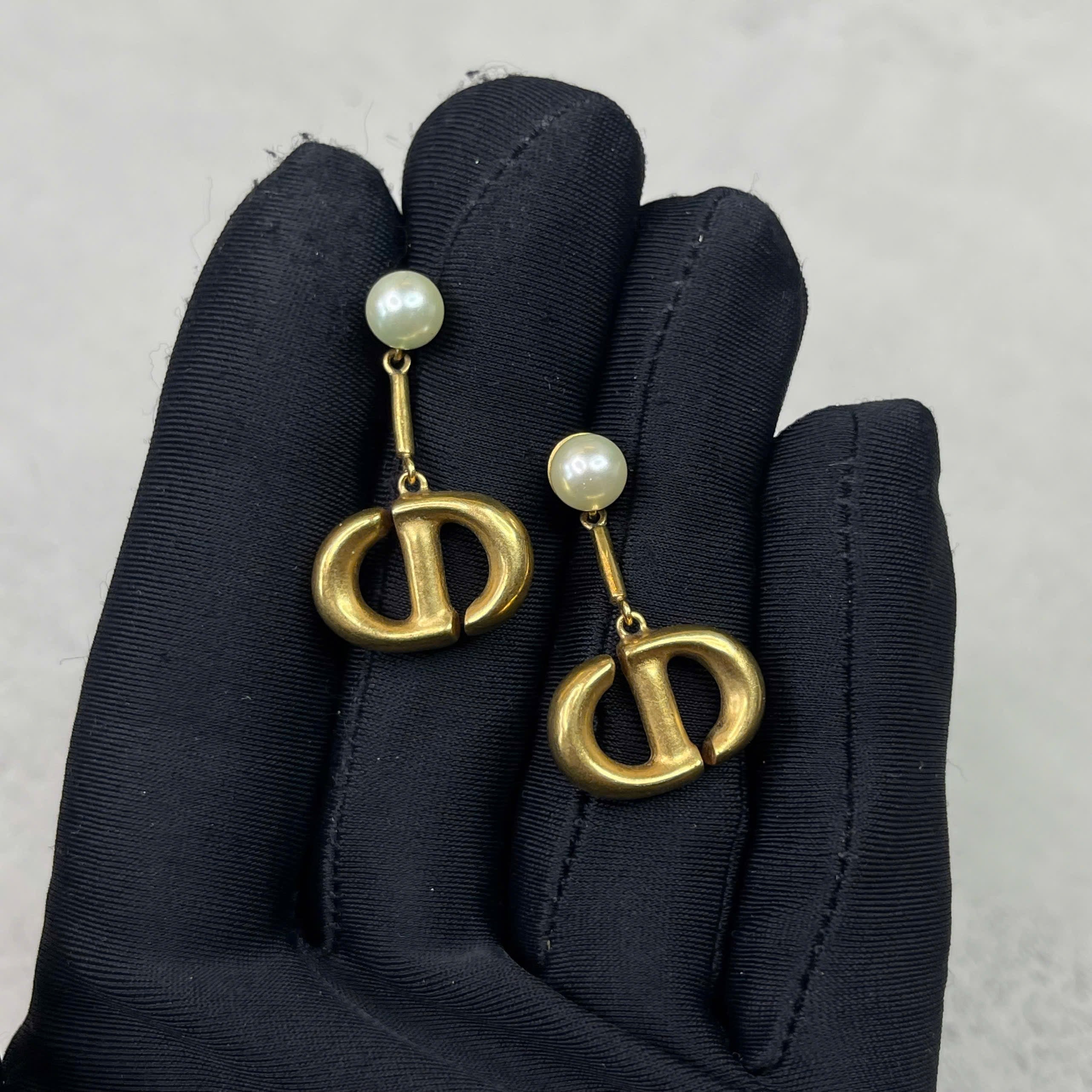 Bông tai Dior CD Pearl Earrings mạ vàng