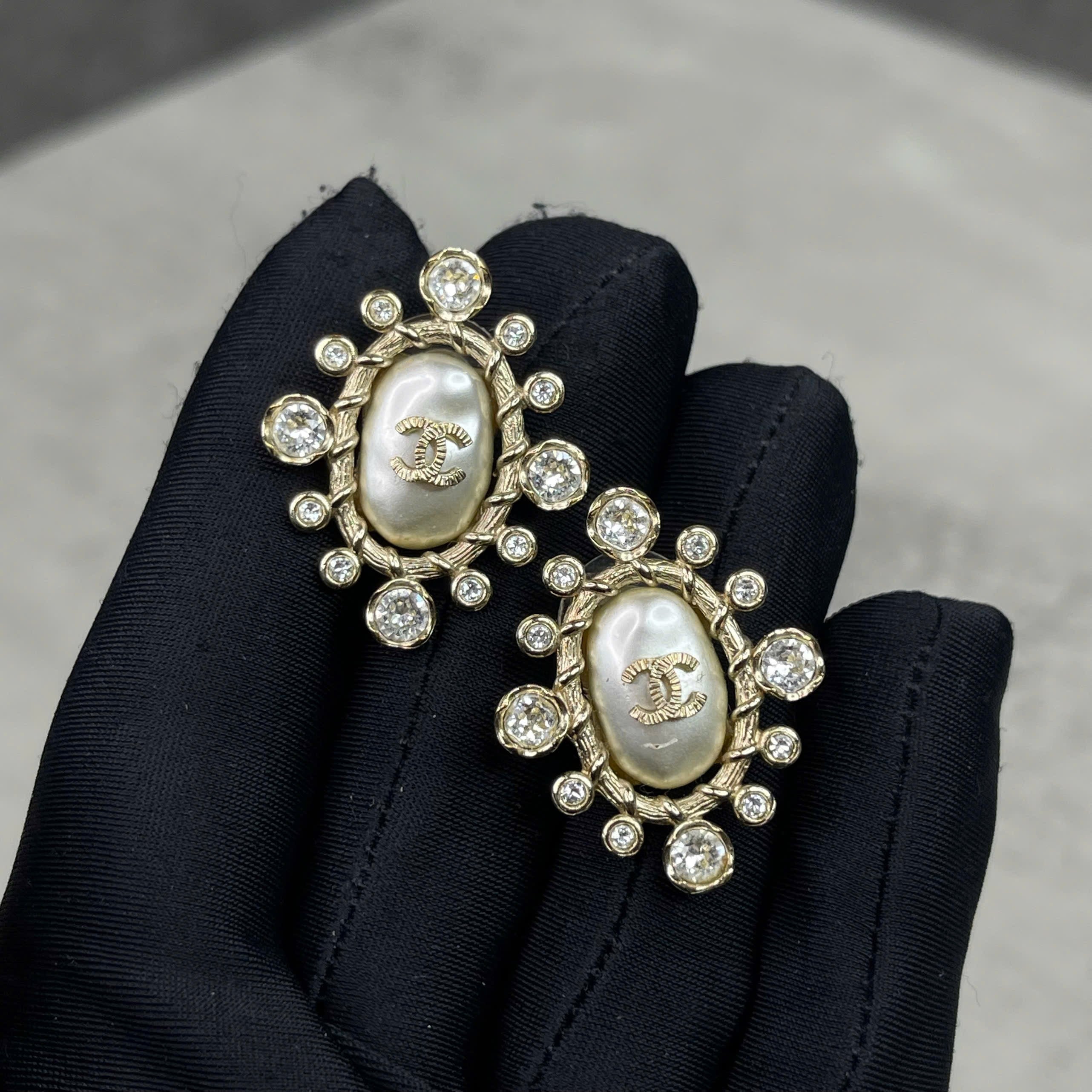 Bông tai Chanel Pearl CC Crystal Stud Earrings mạ vàng