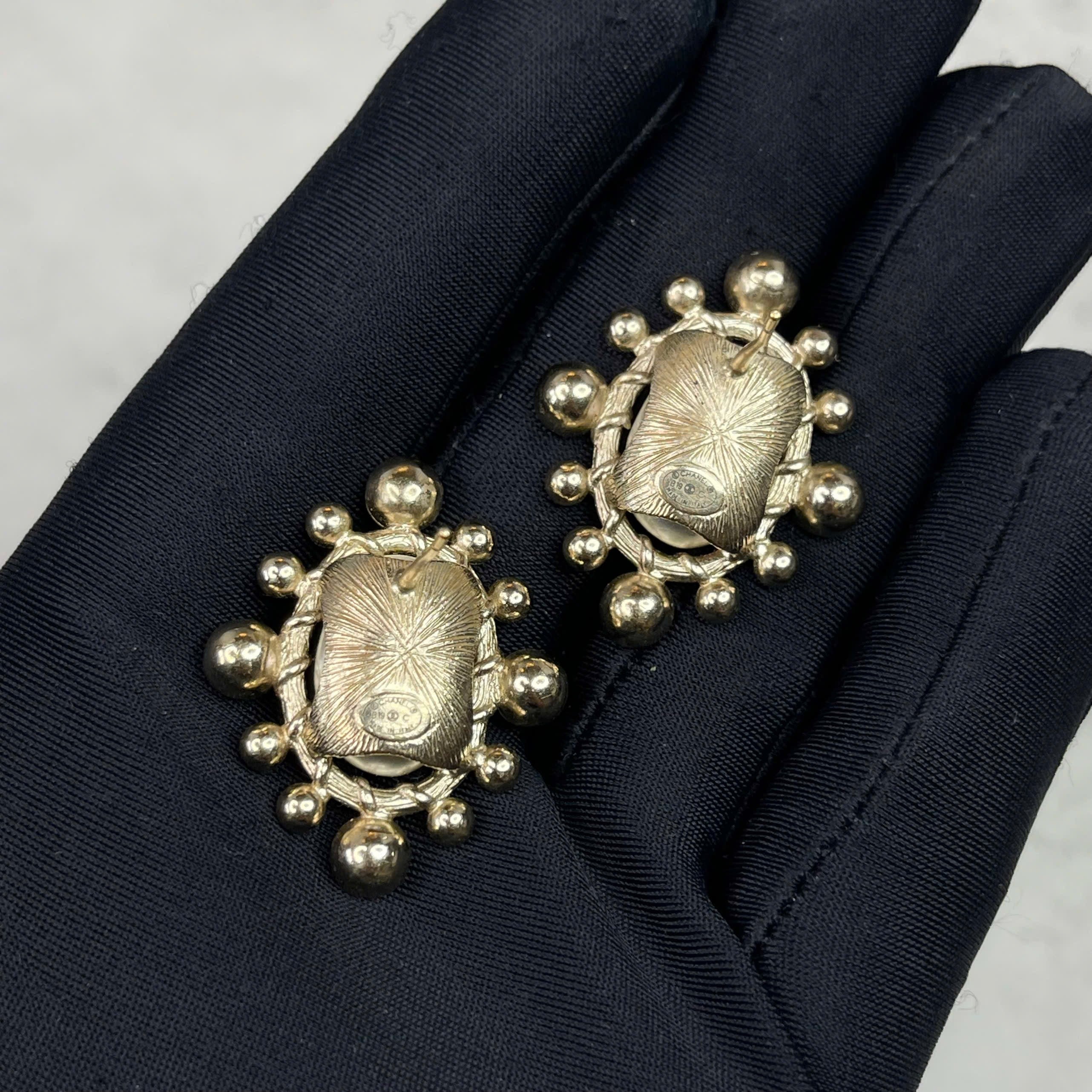 Bông tai Chanel Pearl CC Crystal Stud Earrings mạ vàng