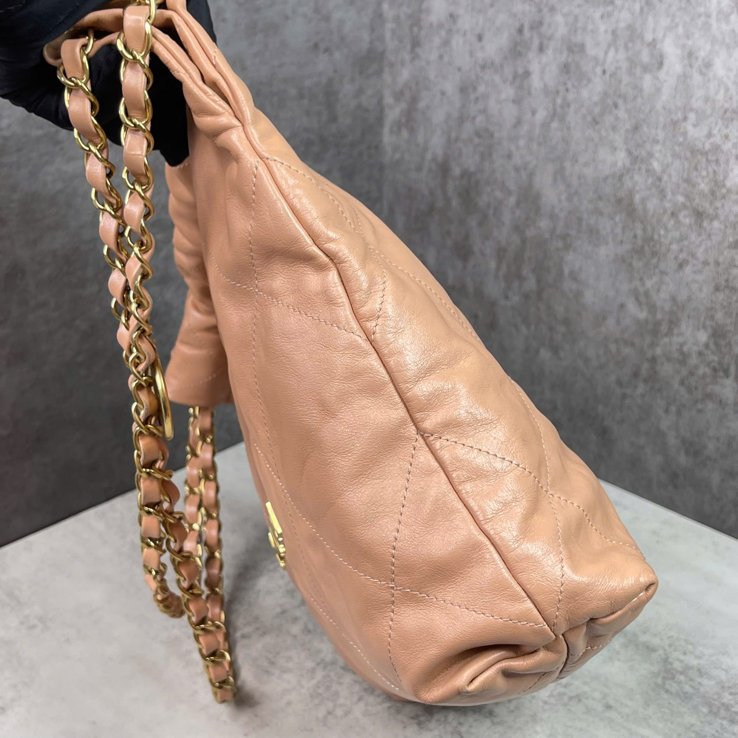 Chanel Hobo Quilted Leather Logo Màu Nude (không có cluth)