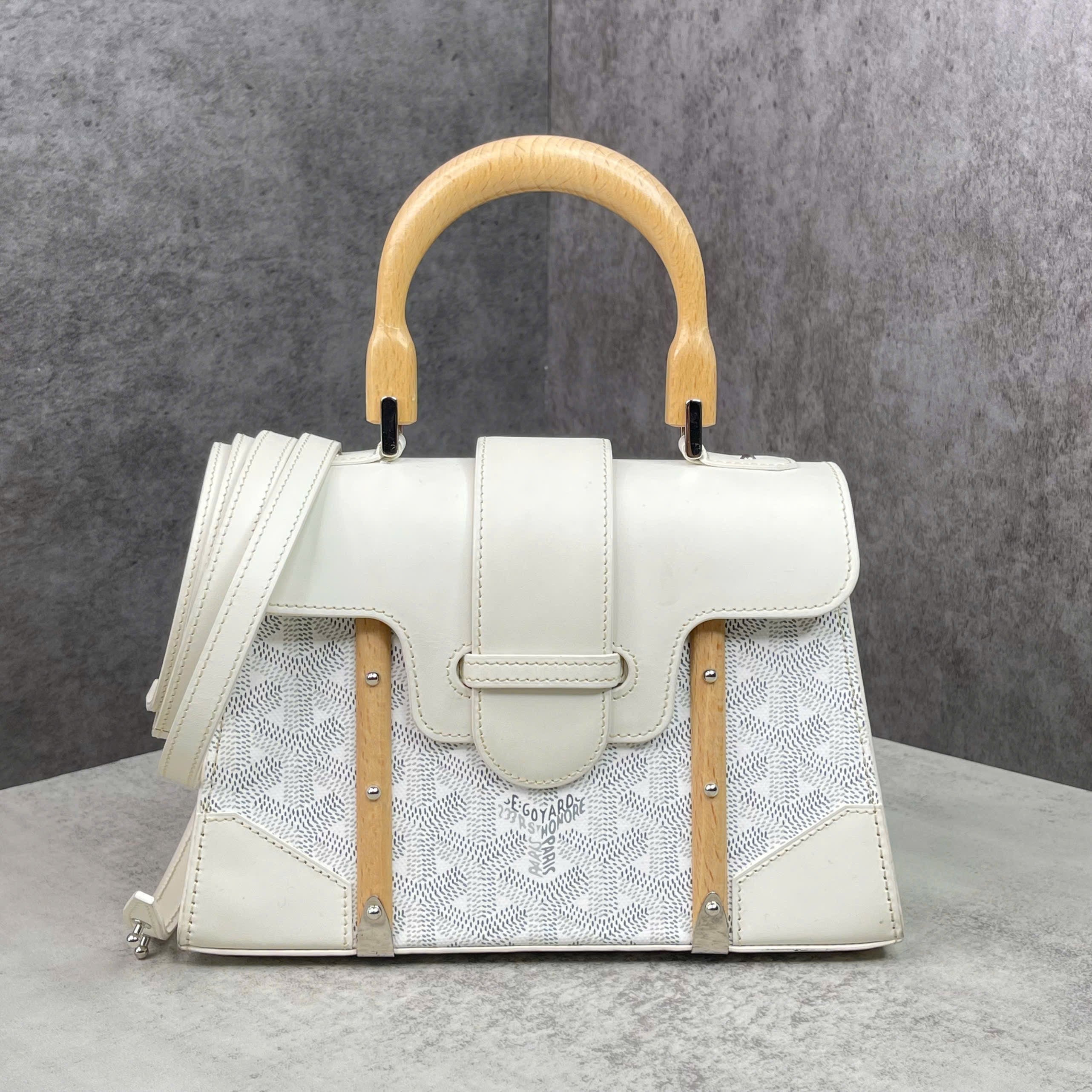 Goyard Saigon PM Goyardine Canvas Màu Trắng – Tay Cầm Gỗ