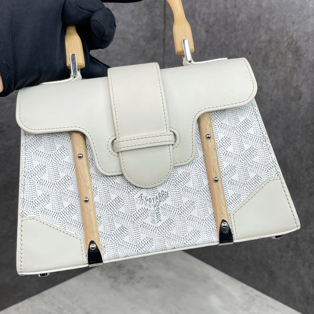Goyard Saigon PM Goyardine Canvas Màu Trắng – Tay Cầm Gỗ