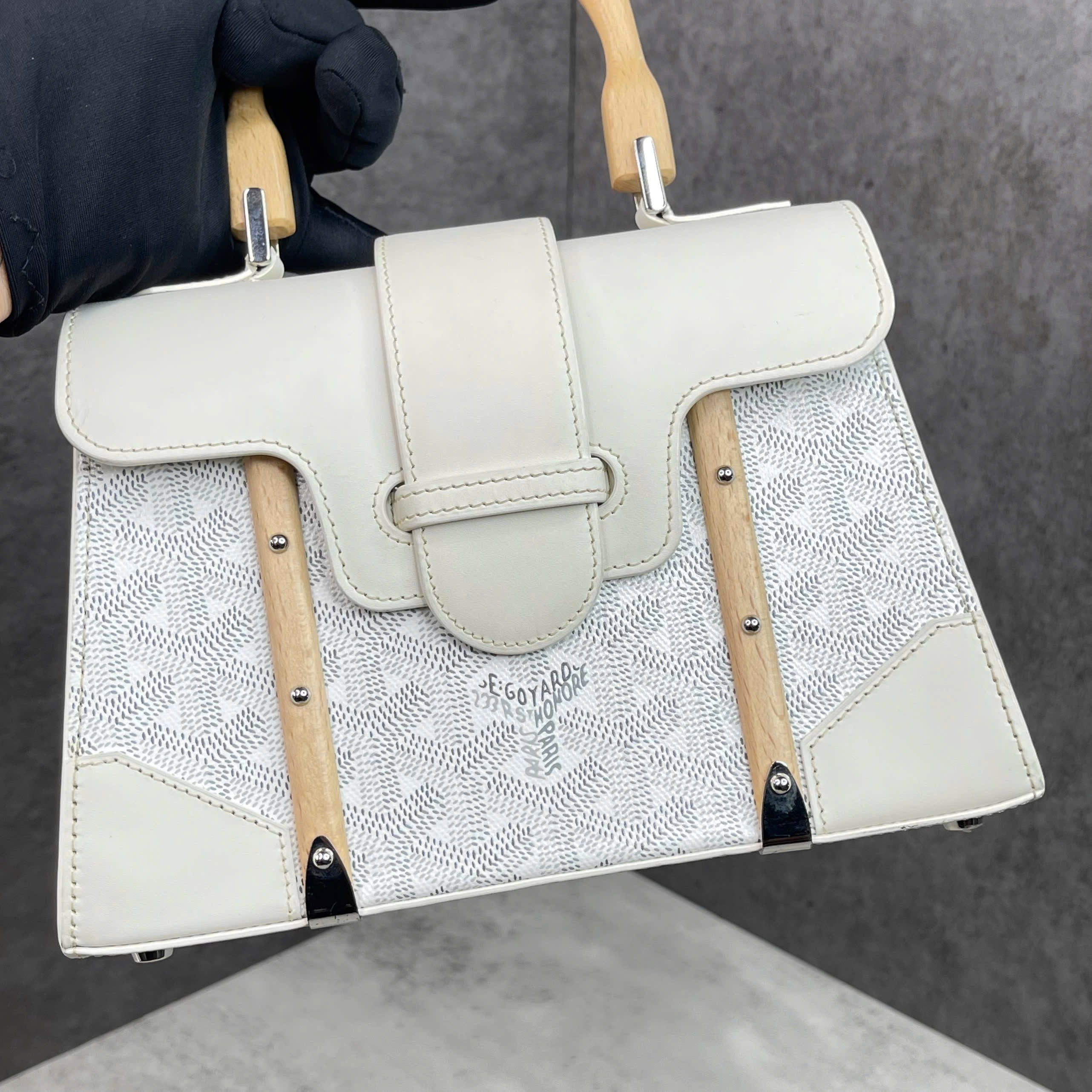 Goyard Saigon PM Goyardine Canvas Màu Trắng – Tay Cầm Gỗ