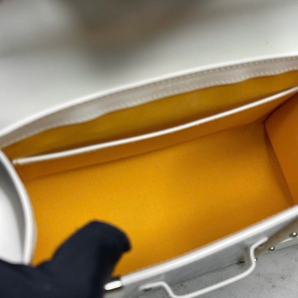 Goyard Saigon PM Goyardine Canvas Màu Trắng – Tay Cầm Gỗ