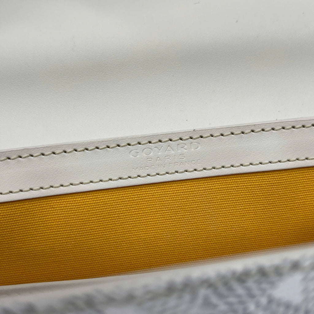 Goyard Saigon PM Goyardine Canvas Màu Trắng – Tay Cầm Gỗ