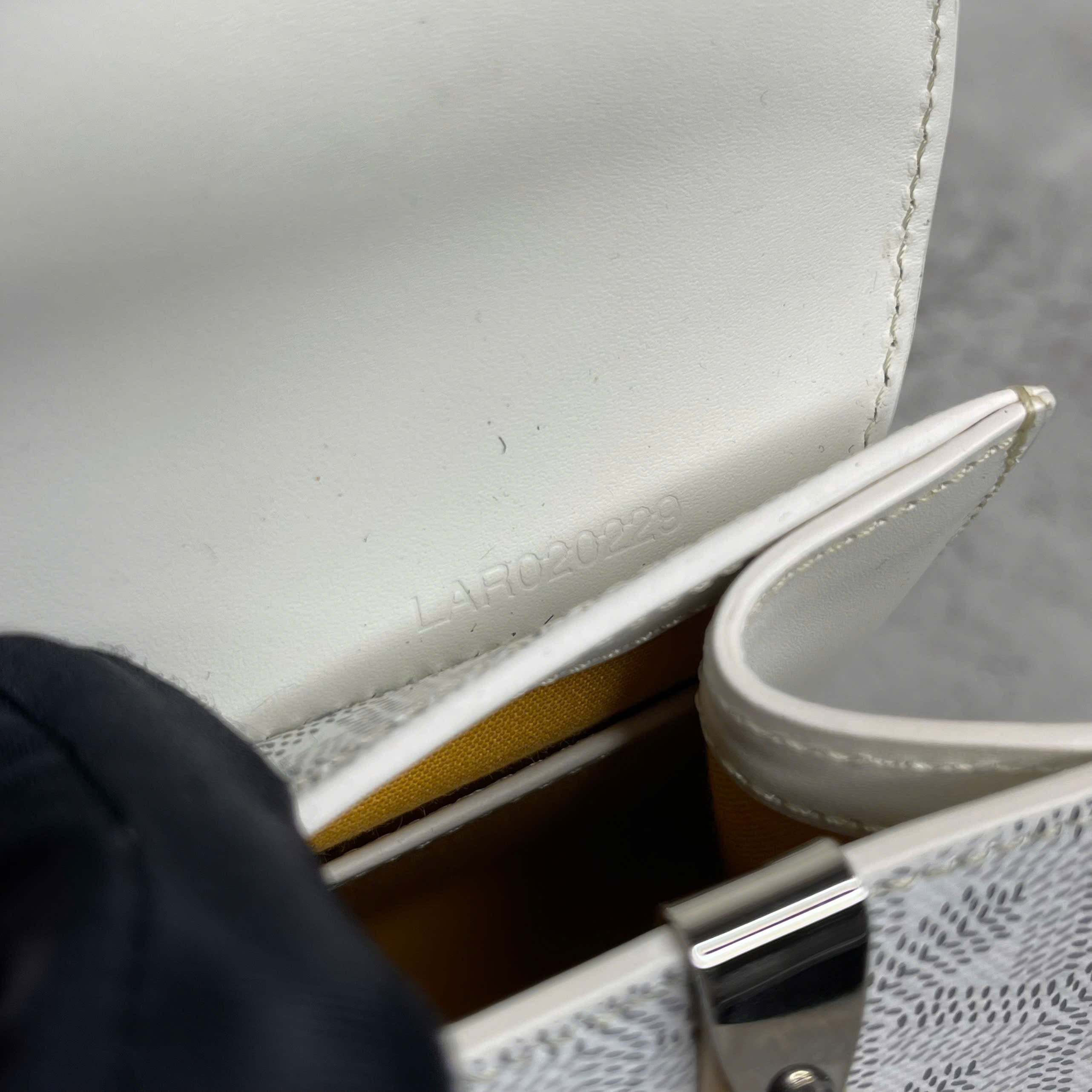 Goyard Saigon PM Goyardine Canvas Màu Trắng – Tay Cầm Gỗ