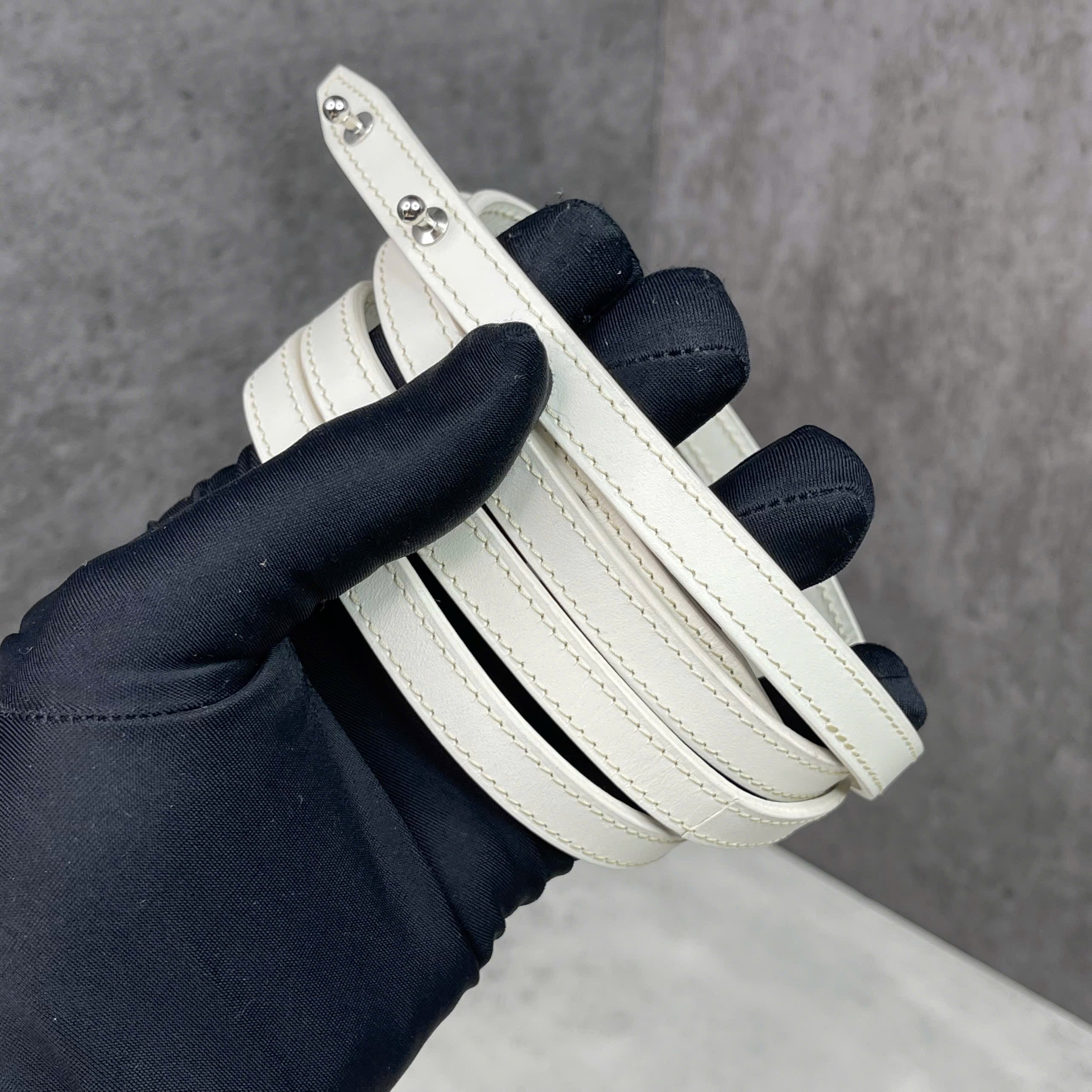 Goyard Saigon PM Goyardine Canvas Màu Trắng – Tay Cầm Gỗ