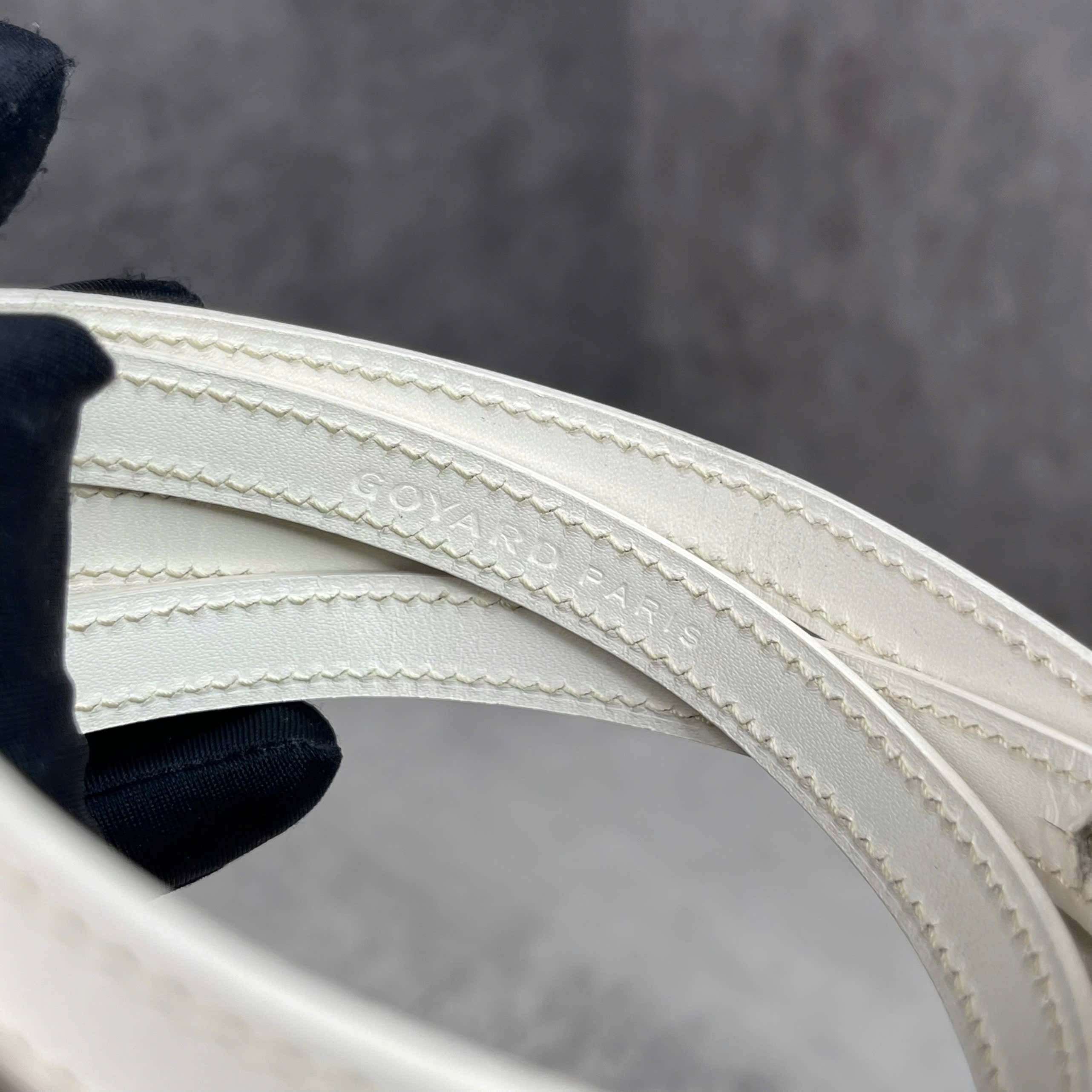 Goyard Saigon PM Goyardine Canvas Màu Trắng – Tay Cầm Gỗ