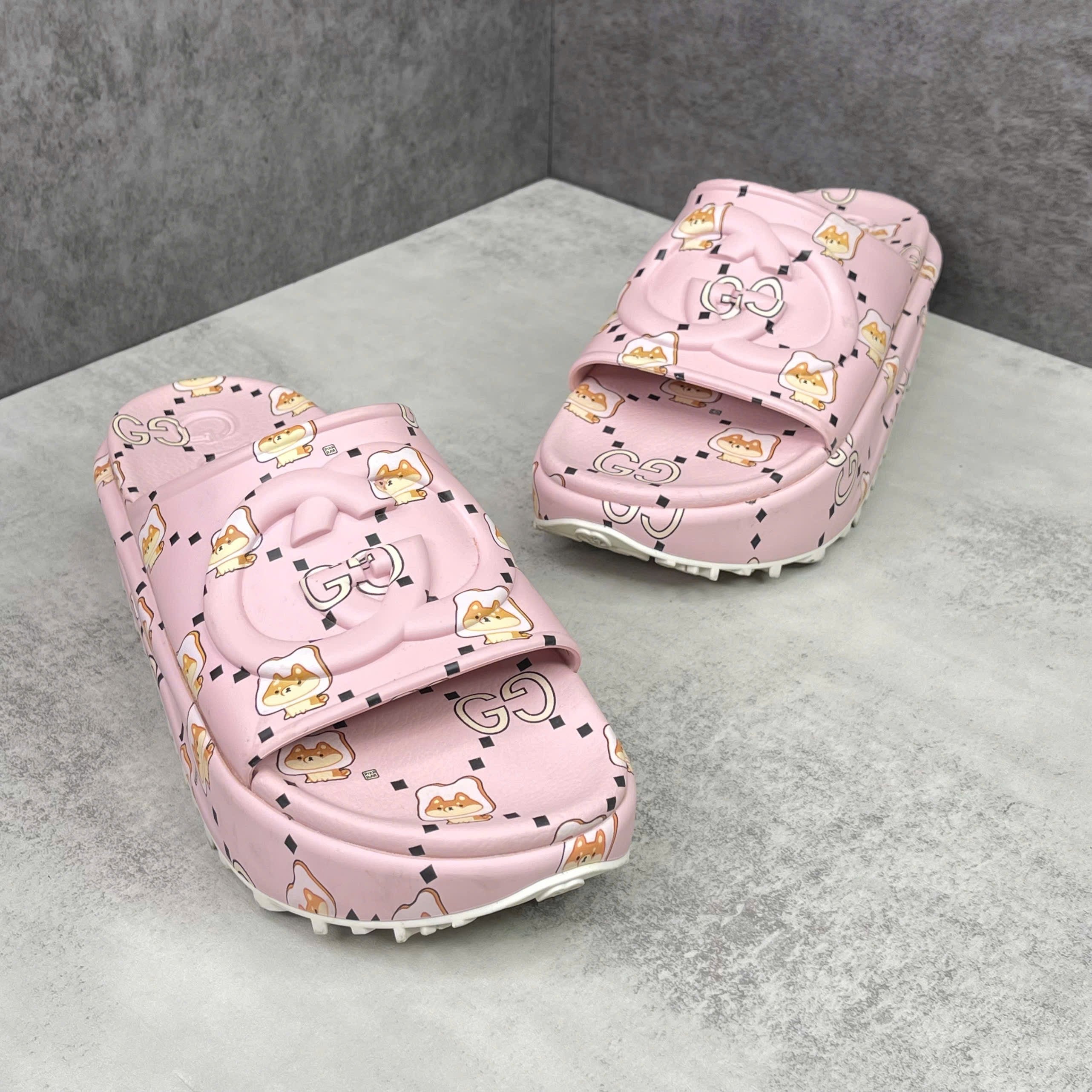 Dép Gucci GG Slide Sandals Pink Graphic – Hình Chó size 39