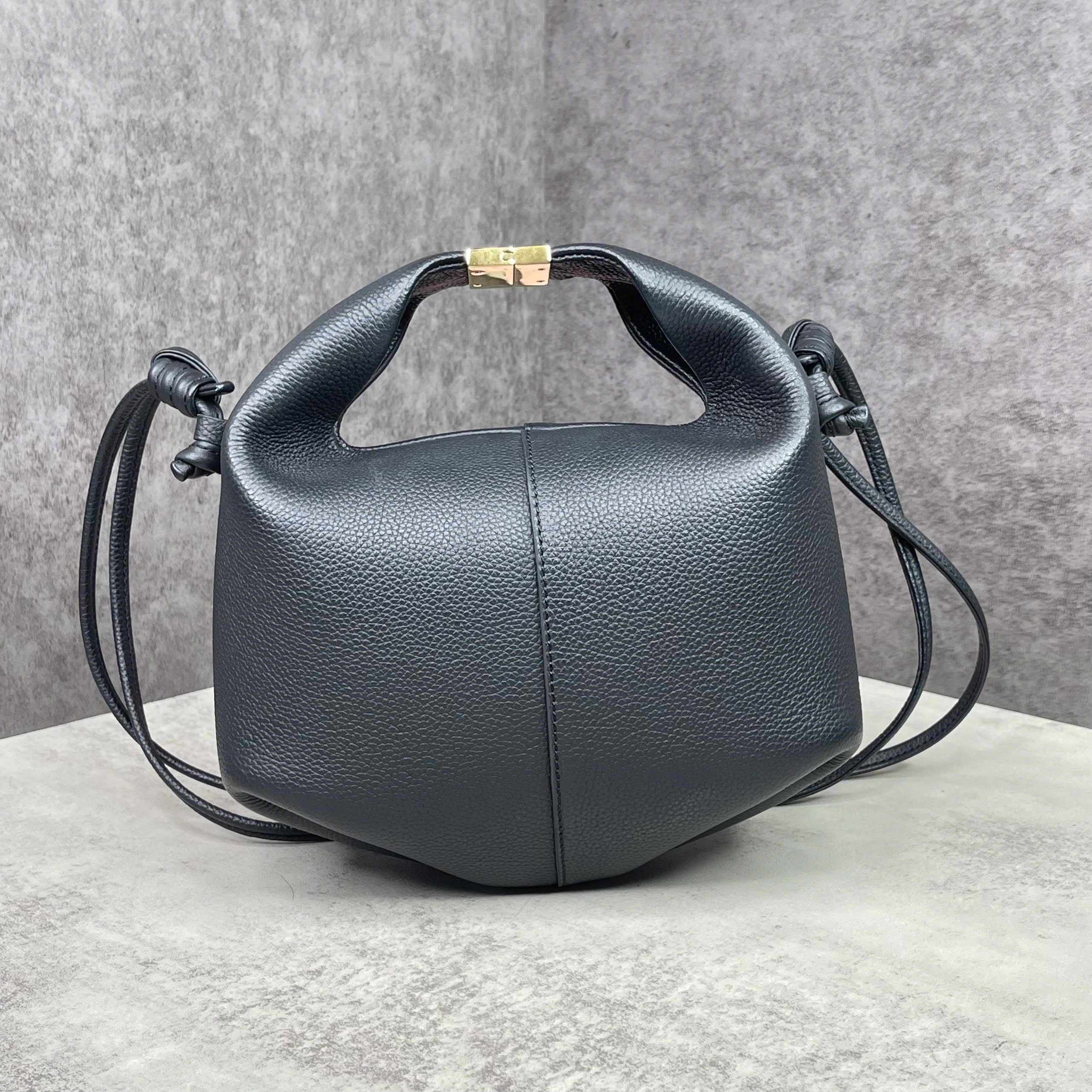 Hermès In-The-Loop 18 Clemence Leather Màu Đen