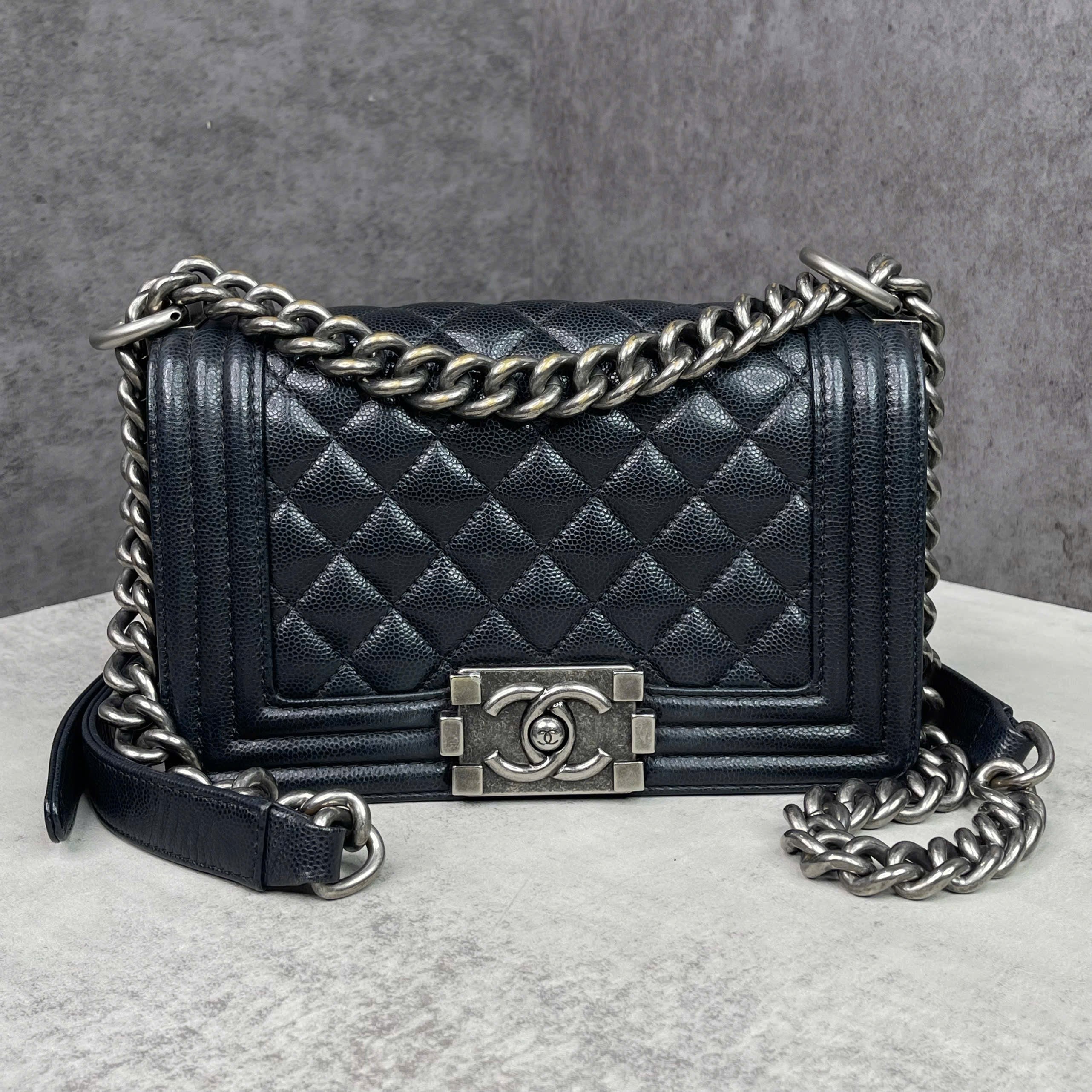 Chanel Boy Bag Small Quilted Leather Màu Xanh Navy Khóa Bạc