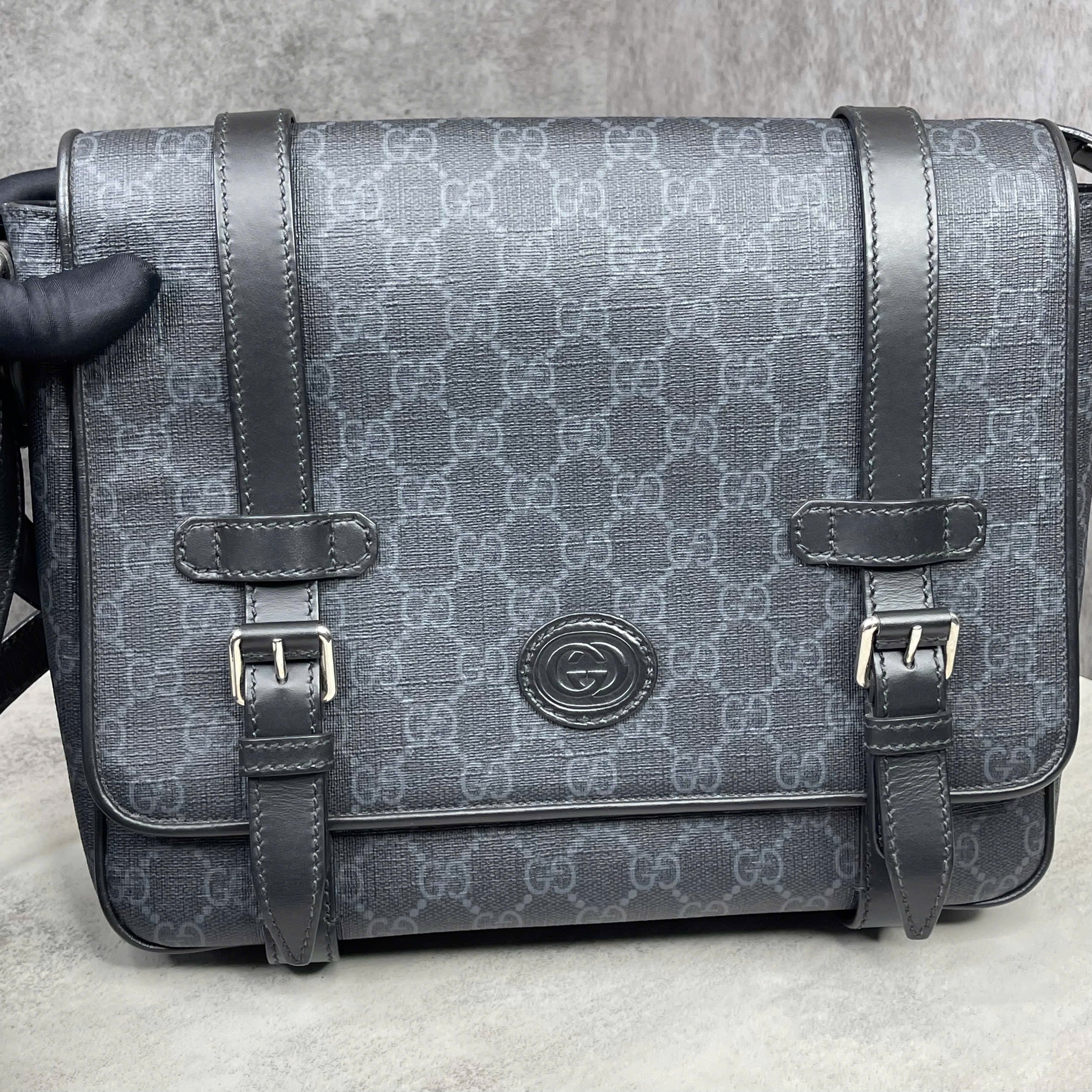 Gucci GG Supreme Messenger Bag màu xám đen