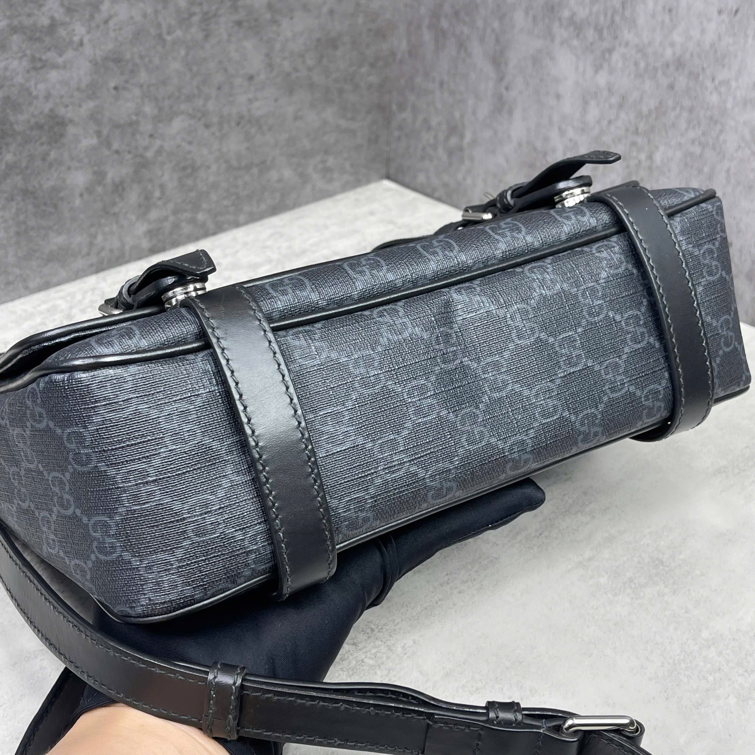 Gucci GG Supreme Messenger Bag màu xám đen