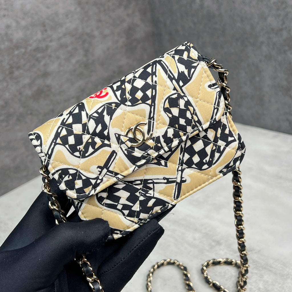 Chanel mini flap bag code chip họa tiết graphic màu đen – vàng
