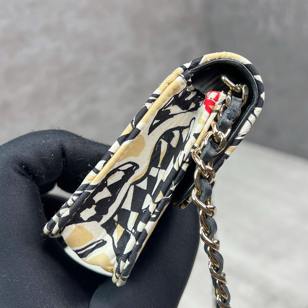 Chanel mini flap bag code chip họa tiết graphic màu đen – vàng