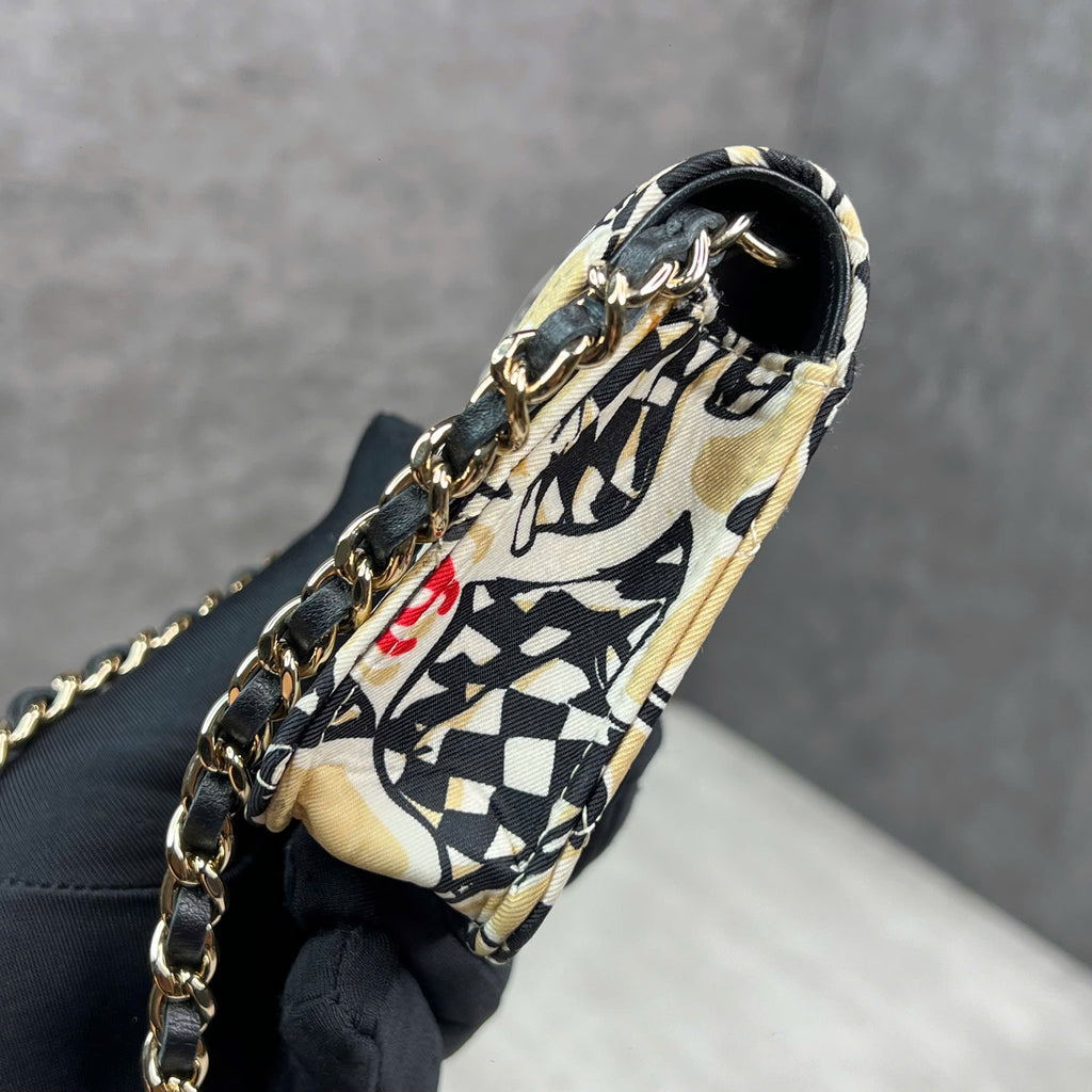 Chanel mini flap bag code chip họa tiết graphic màu đen – vàng