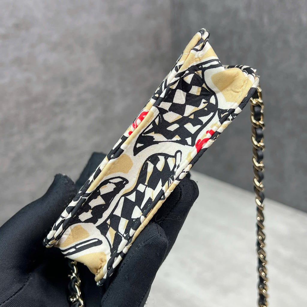 Chanel mini flap bag code chip họa tiết graphic màu đen – vàng