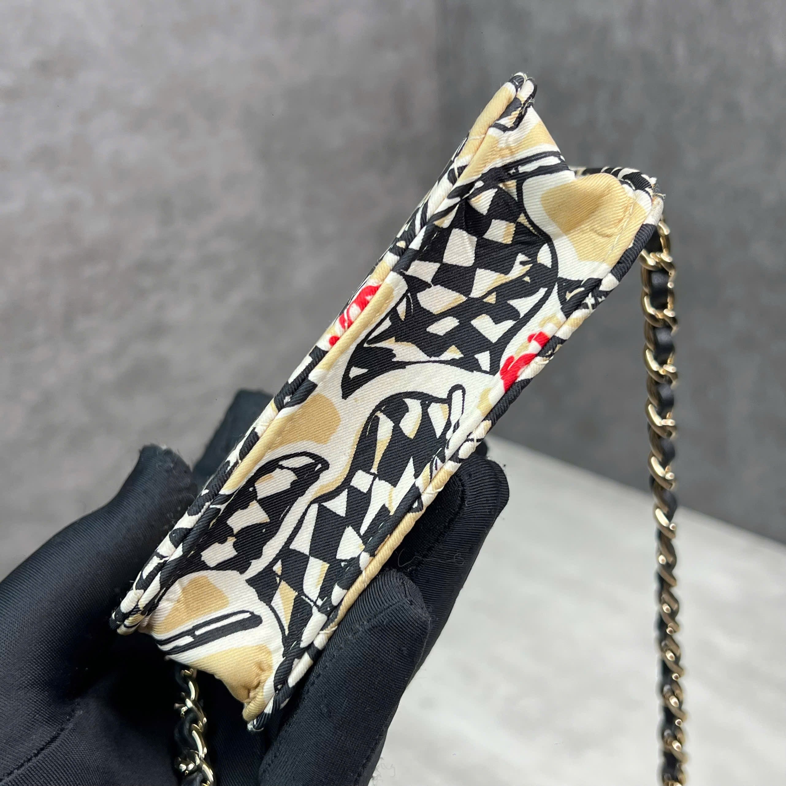 Chanel mini flap bag code chip họa tiết graphic màu đen – vàng