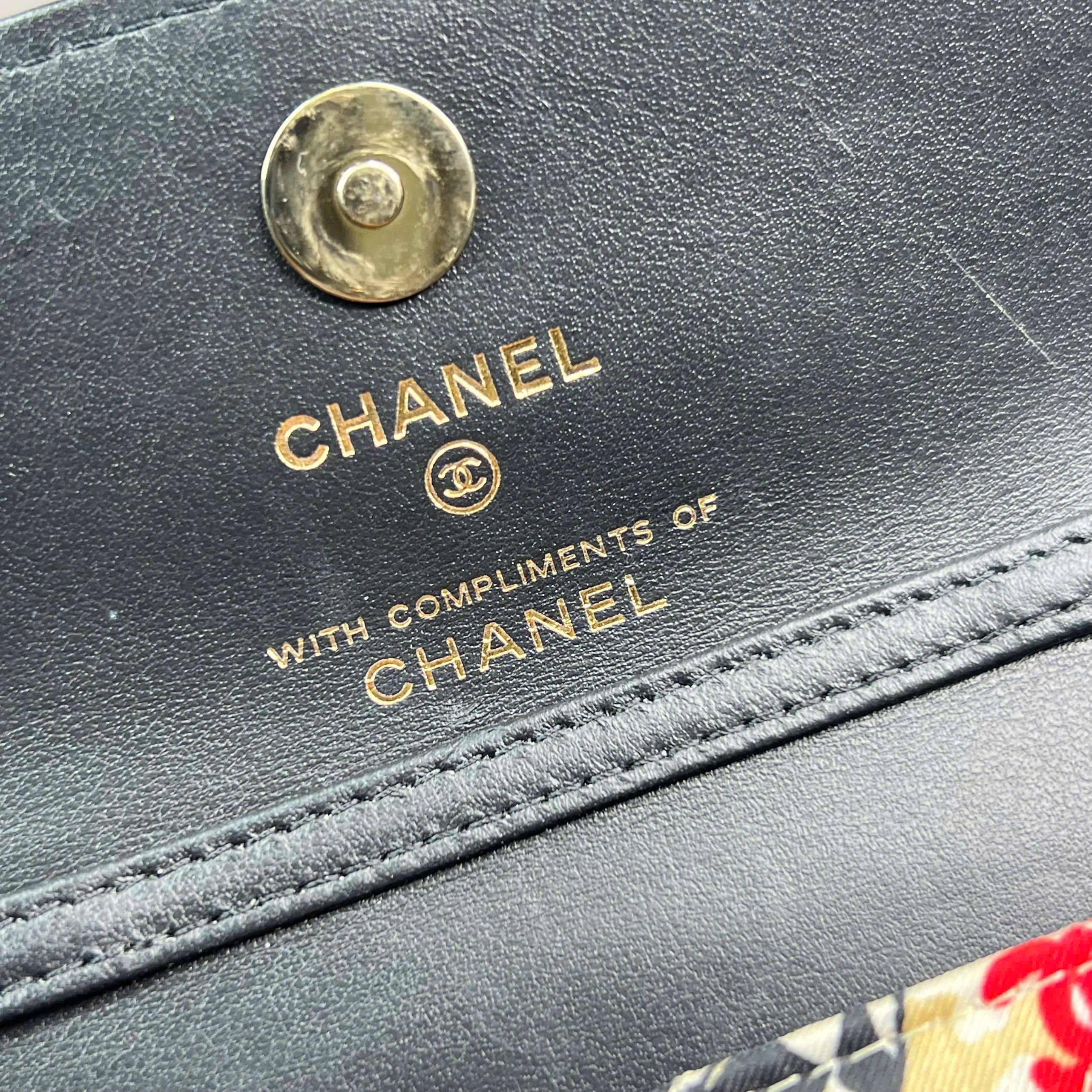 Chanel mini flap bag code chip họa tiết graphic màu đen – vàng