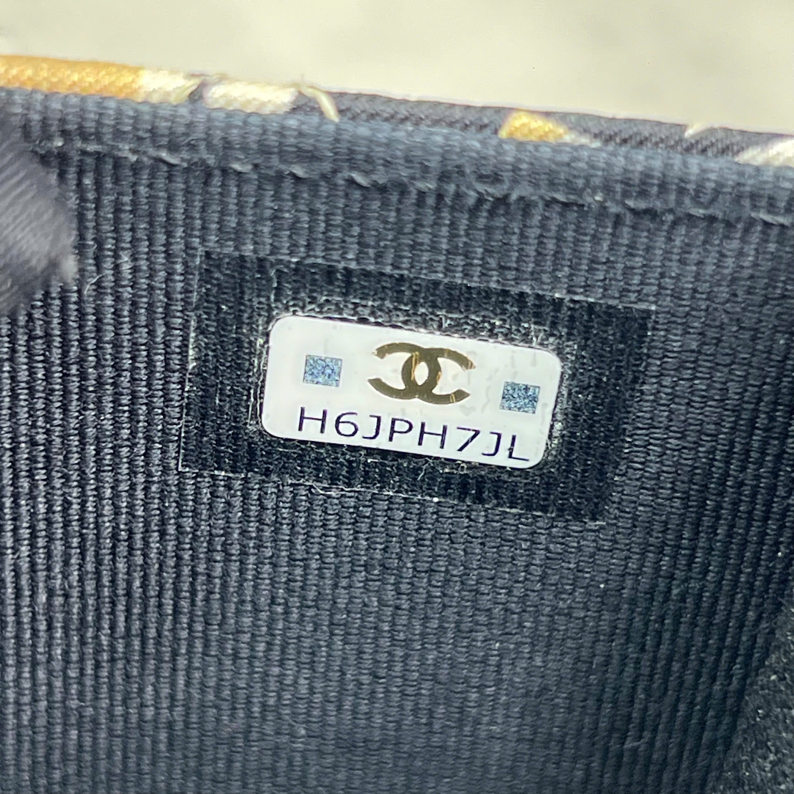 Chanel mini flap bag code chip họa tiết graphic màu đen – vàng