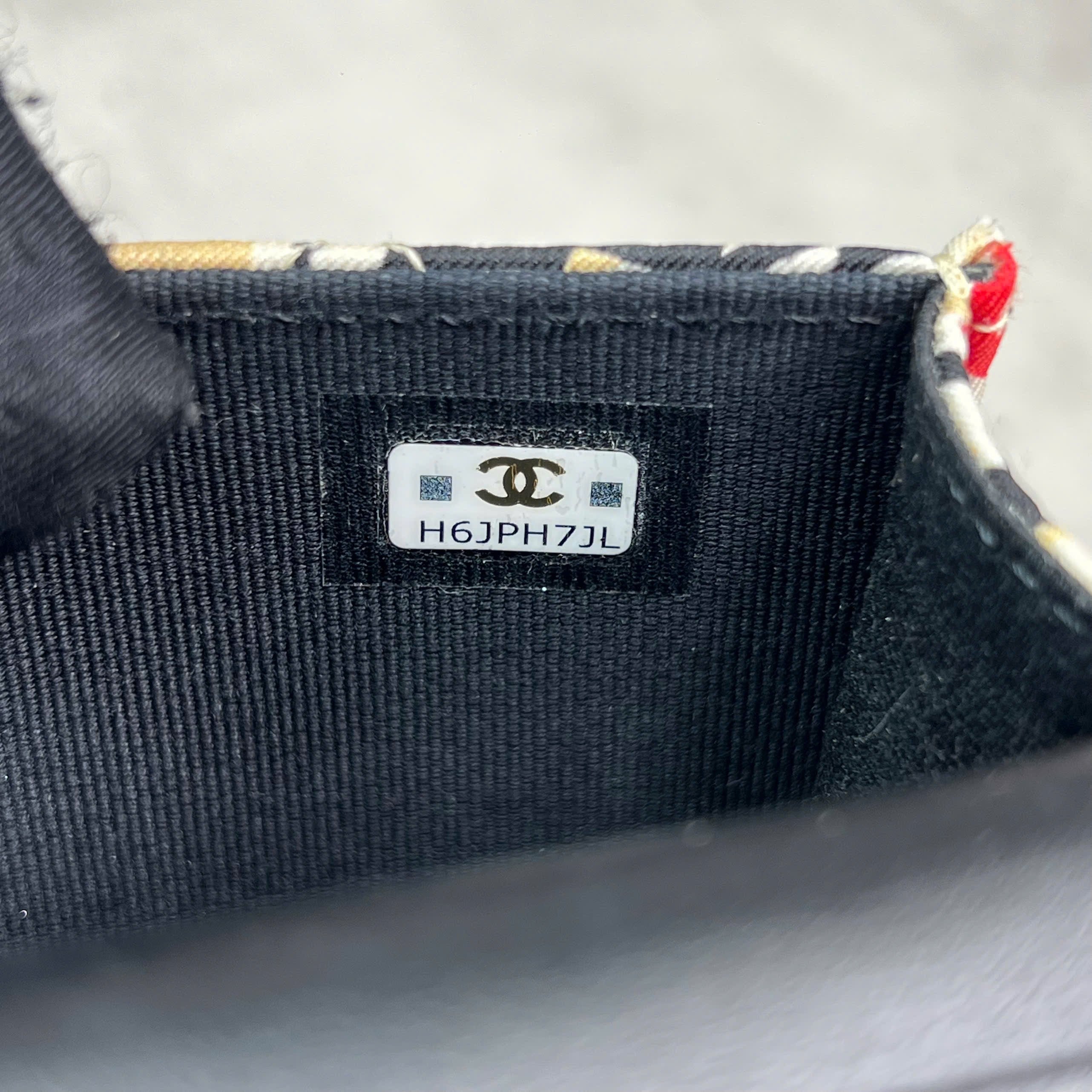 Chanel mini flap bag code chip họa tiết graphic màu đen – vàng