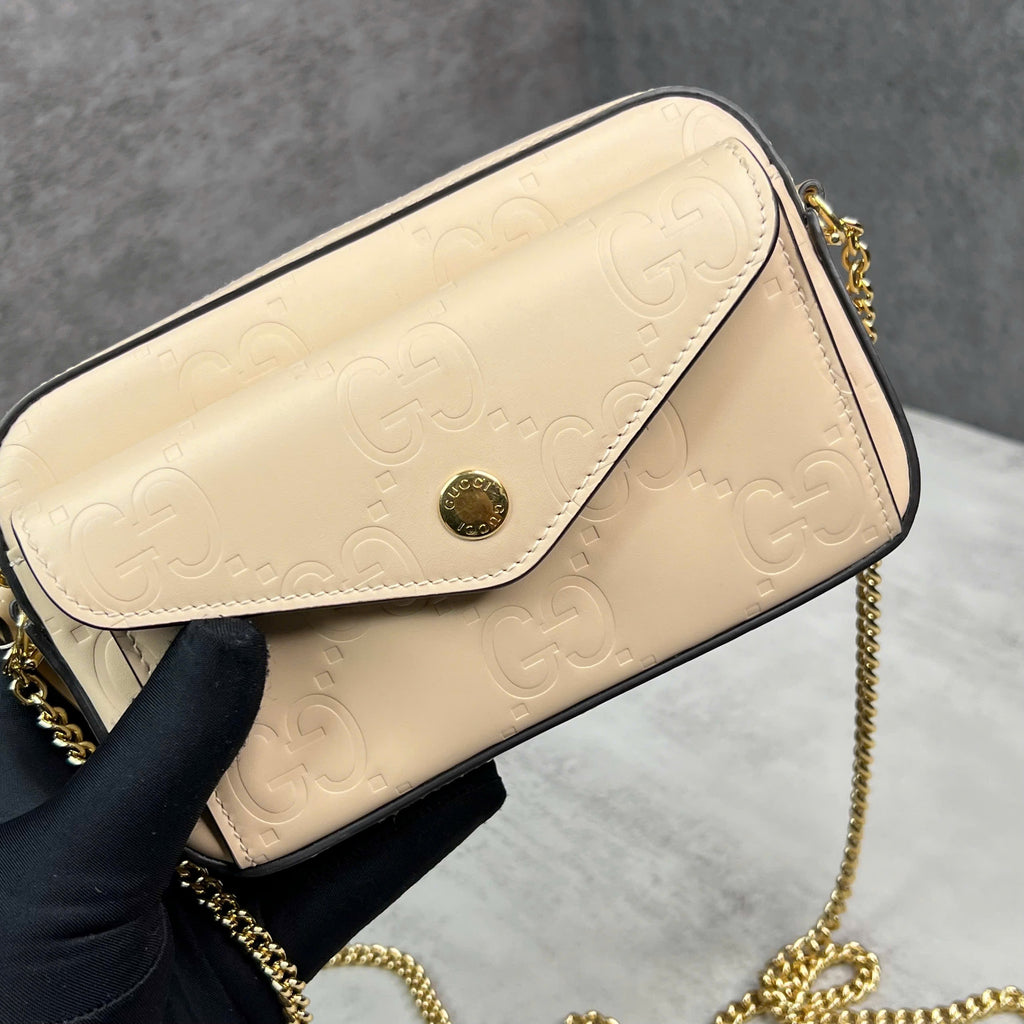 Gucci GG Embossed Chain Shoulder Bag da màu kem