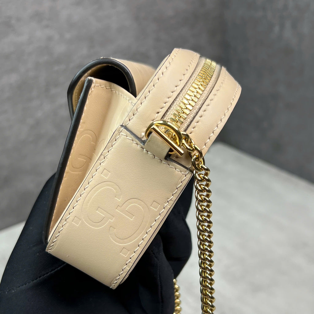 Gucci GG Embossed Chain Shoulder Bag da màu kem
