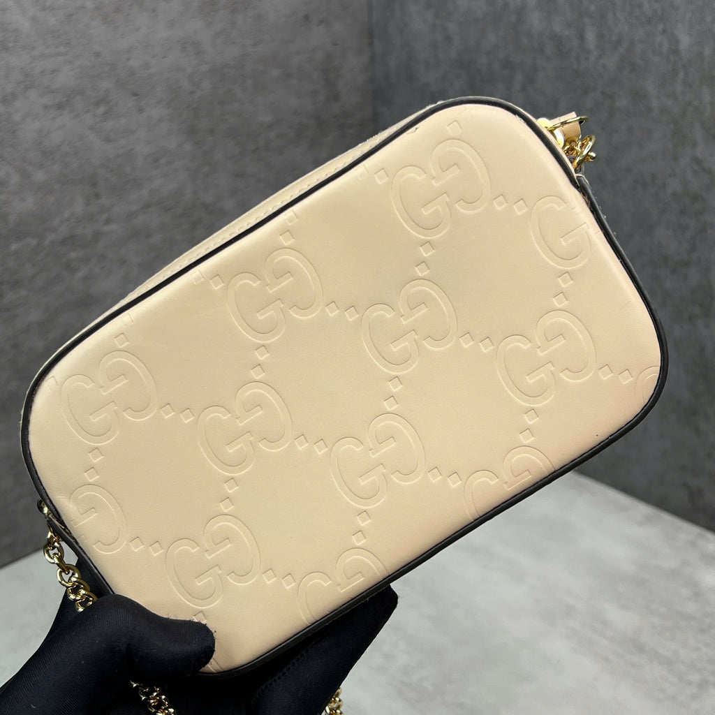 Gucci GG Embossed Chain Shoulder Bag da màu kem