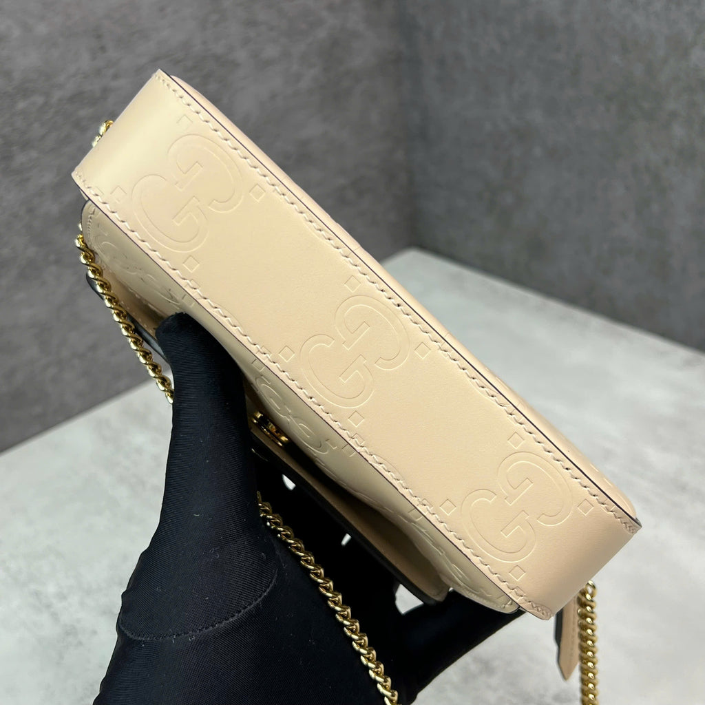 Gucci GG Embossed Chain Shoulder Bag da màu kem