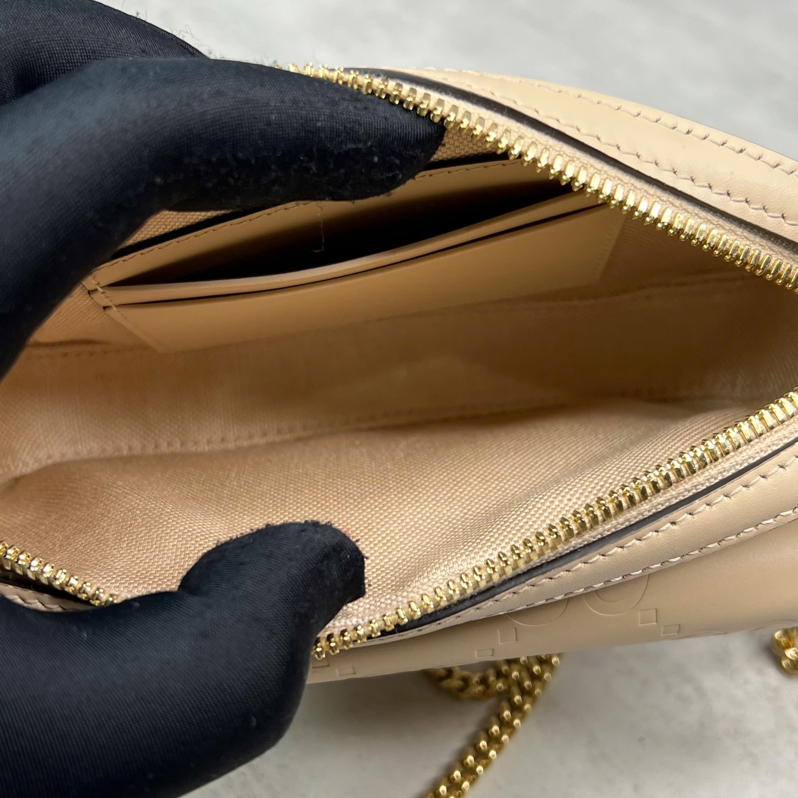 Gucci GG Embossed Chain Shoulder Bag da màu kem