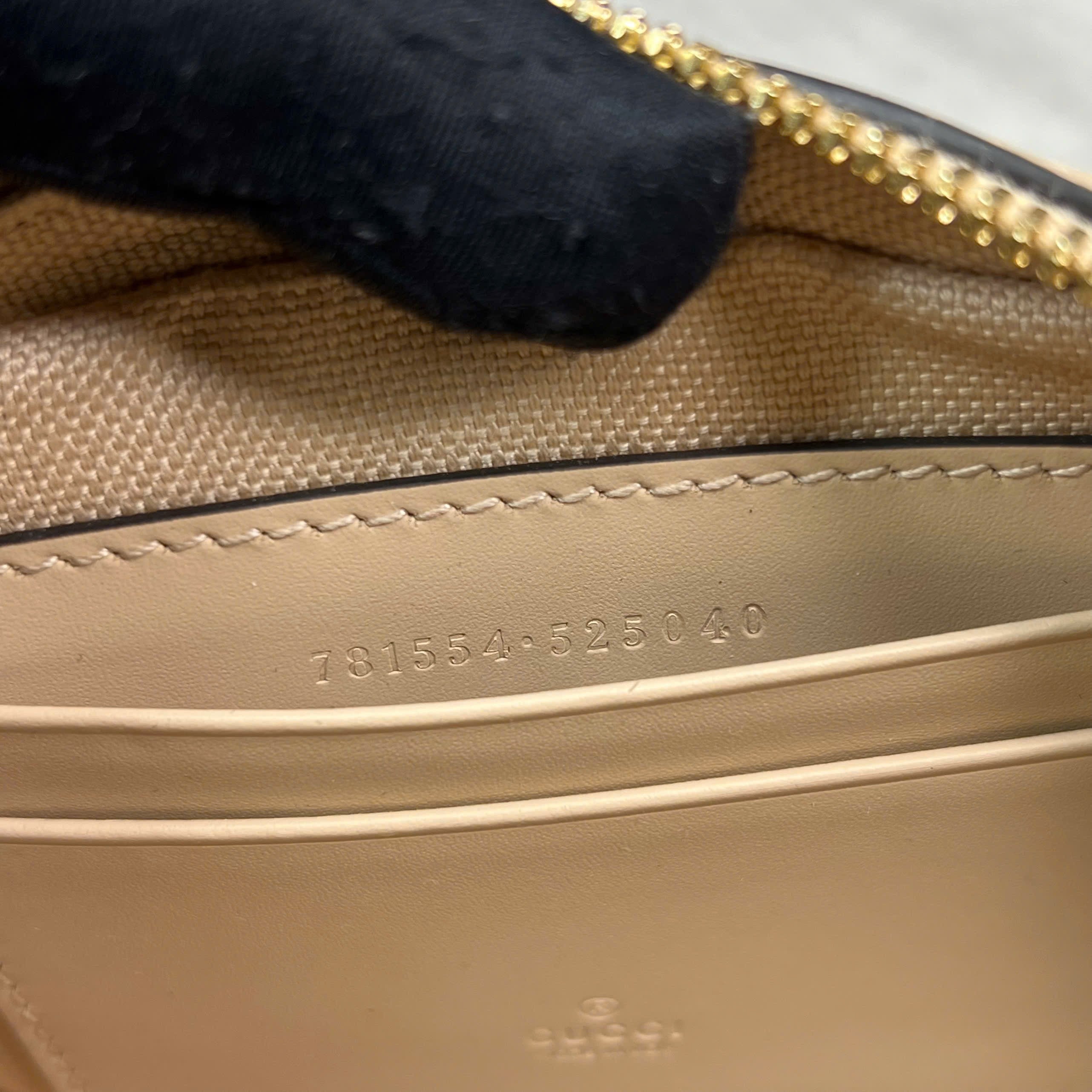 Gucci GG Embossed Chain Shoulder Bag da màu kem