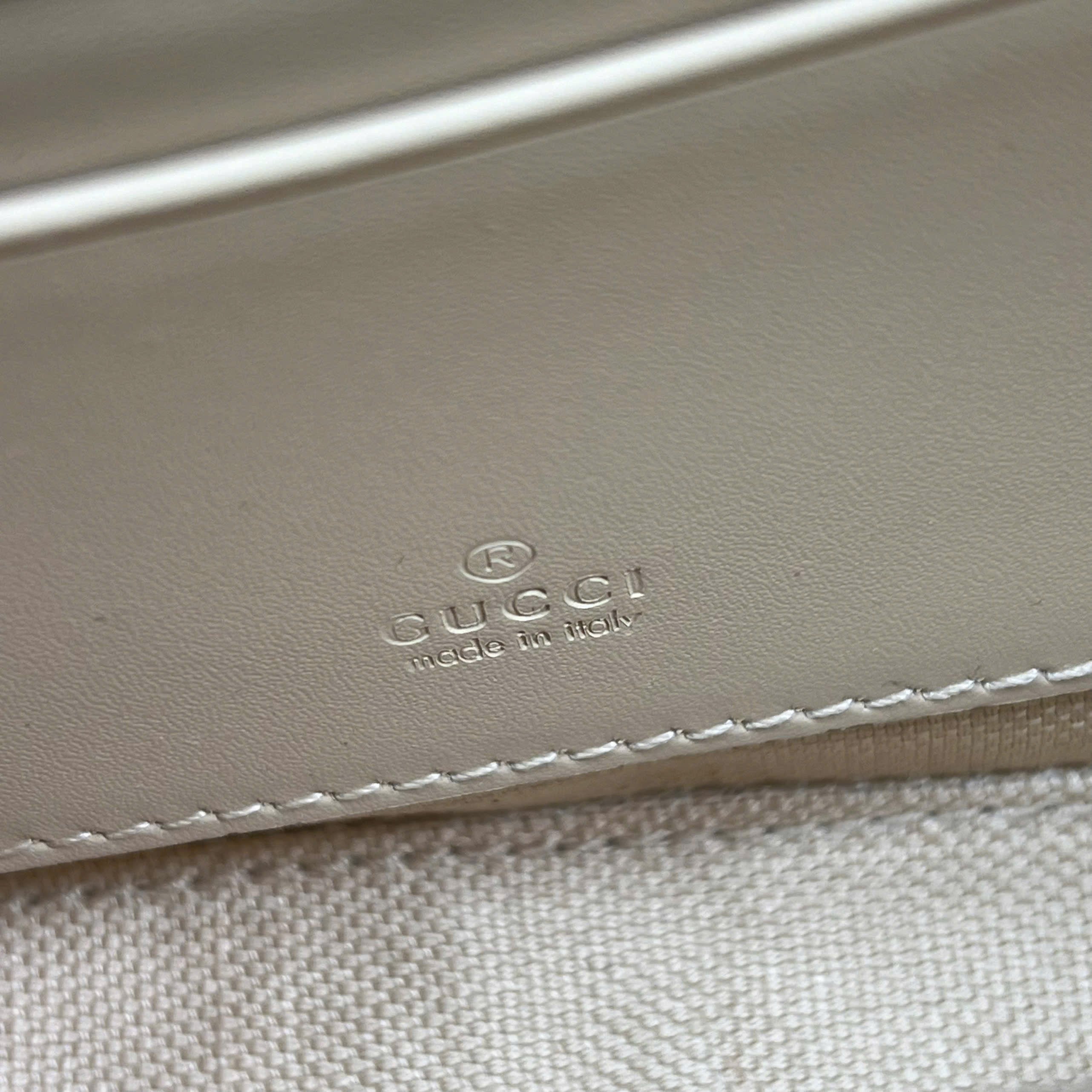 Gucci GG Embossed Chain Shoulder Bag da màu kem