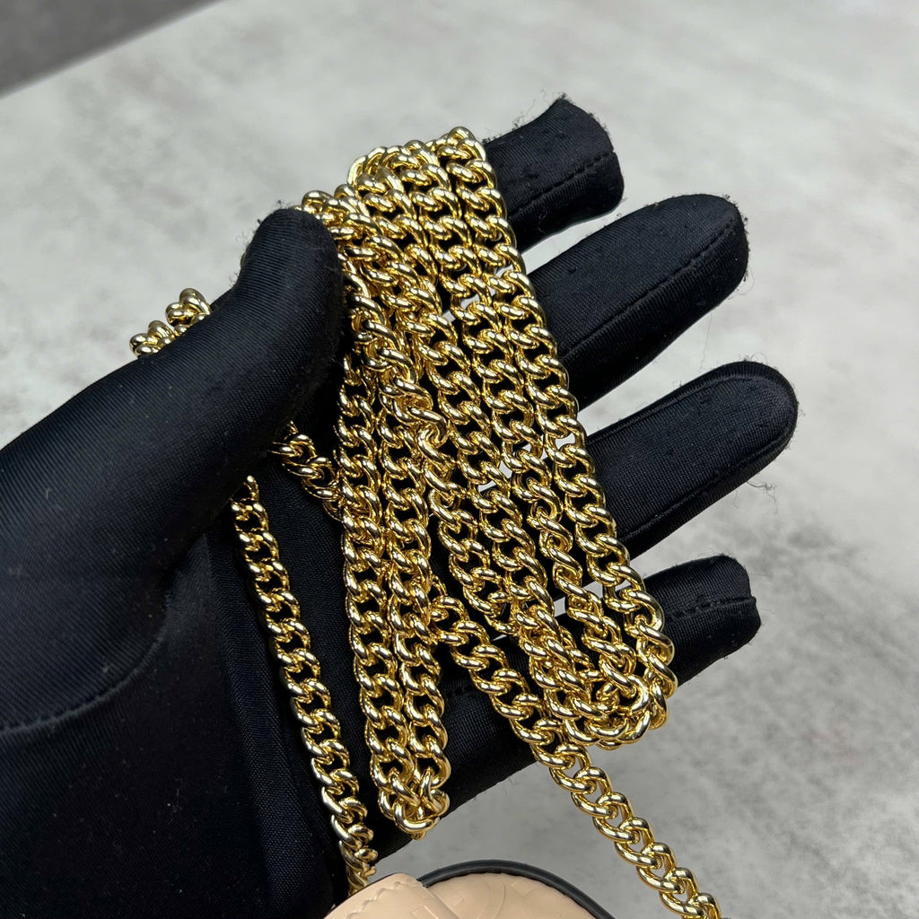 Gucci GG Embossed Chain Shoulder Bag da màu kem